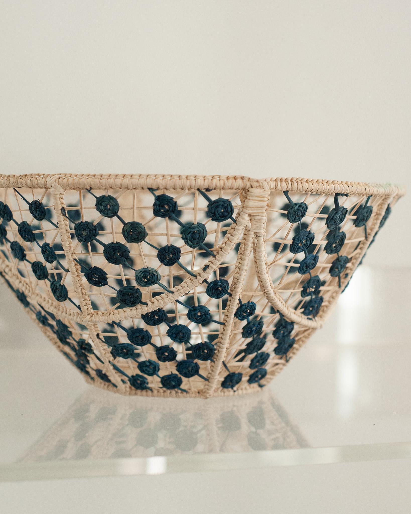 Contemporary Round Handwoven Rattan Bowl mit Marineknoten (Kolumbianisch) im Angebot