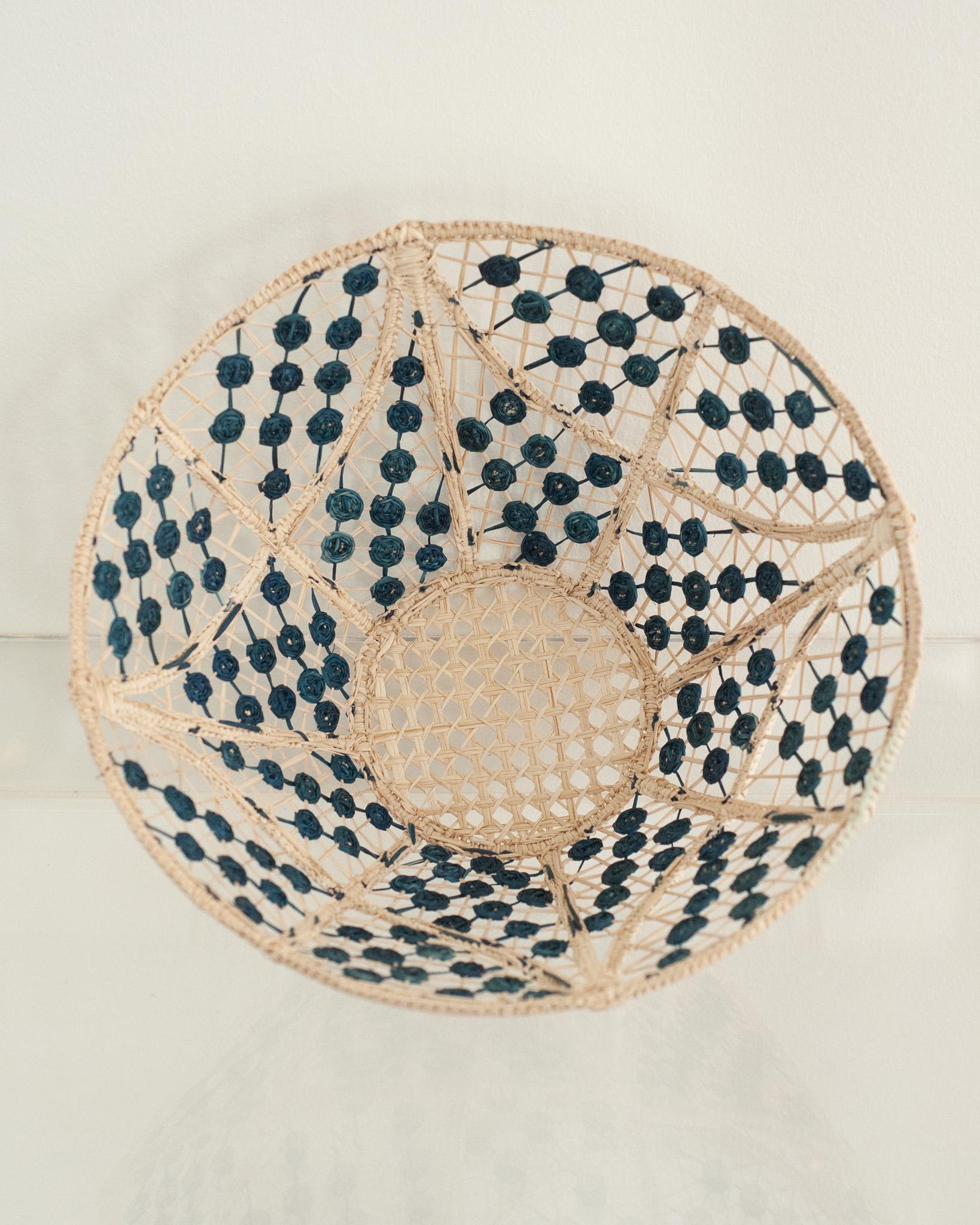 Contemporary Round Handwoven Rattan Bowl mit Marineknoten (Handgewebt) im Angebot
