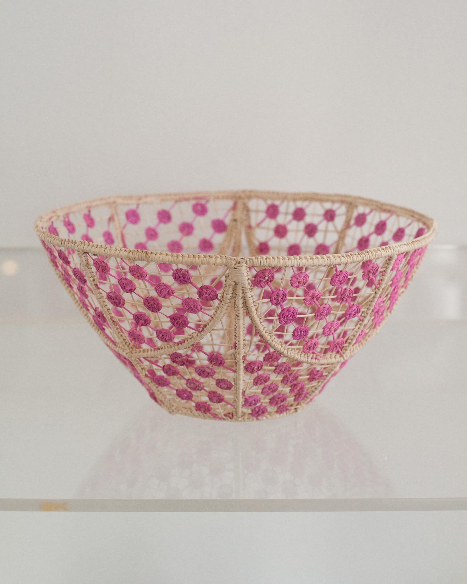 Verschönern Sie Ihren Tisch mit dieser atemberaubenden runden, handgeflochtenen Rattanschale mit rosa Knoten. Dieses von erfahrenen Kunsthandwerkern gefertigte Stück zeigt die klassische Technik des Webens auf moderne Weise. Von Jean Michel Frank