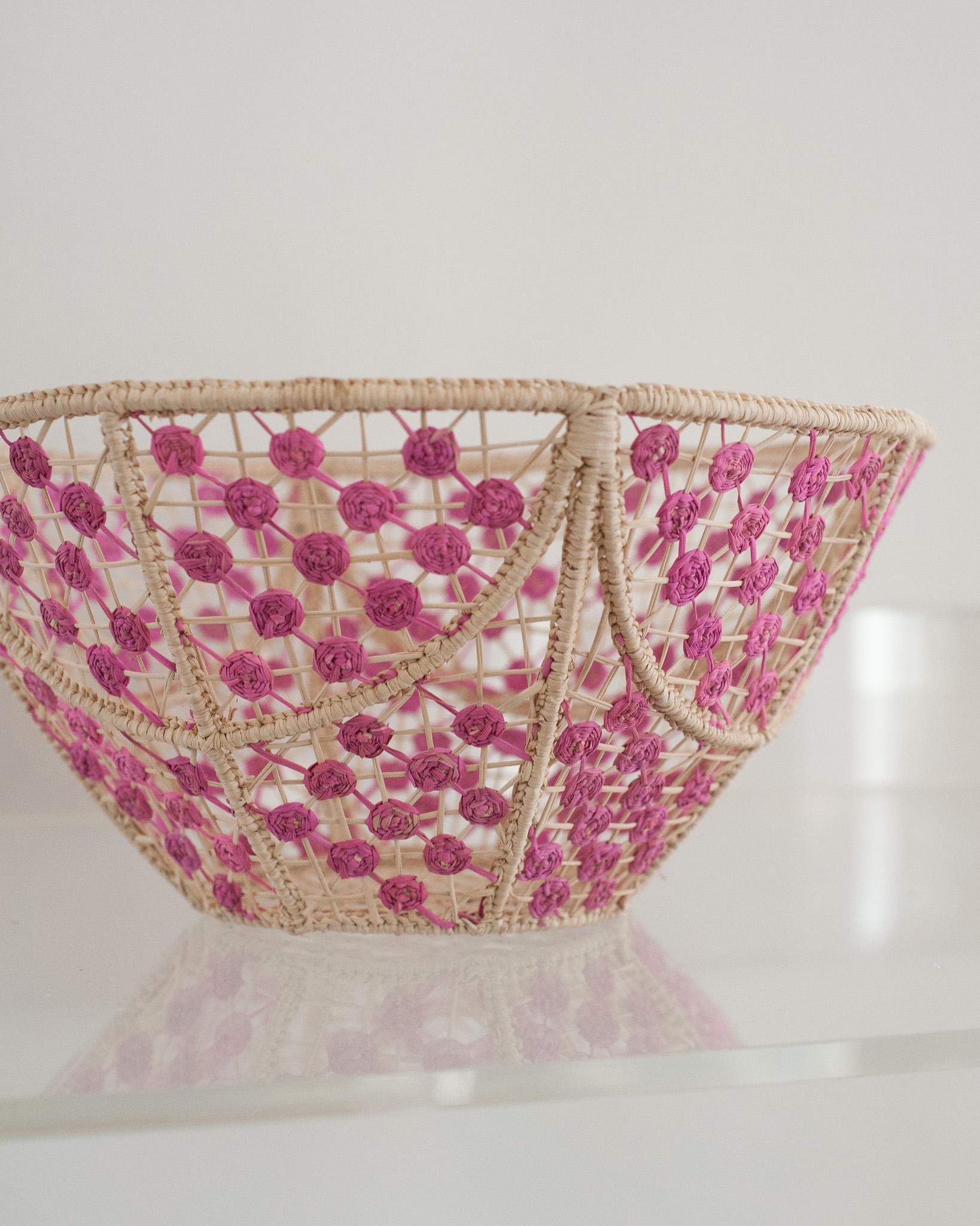 Contemporary Round Handwoven Rattan Bowl mit rosa Knoten (Kolumbianisch) im Angebot