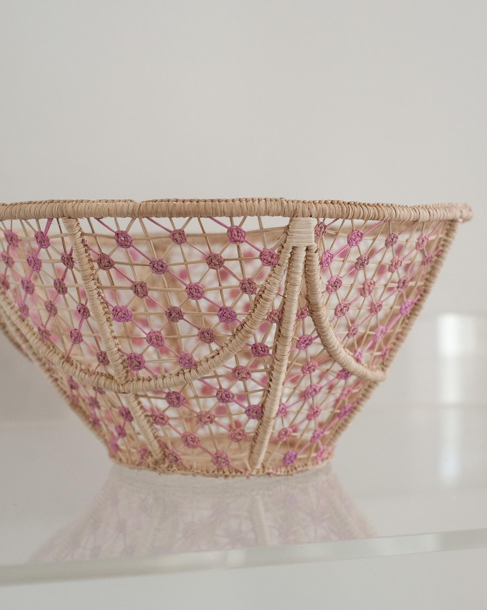 Colombiano Ciotola rotonda contemporanea in rattan intrecciato a mano con morbidi nodi rosa in vendita