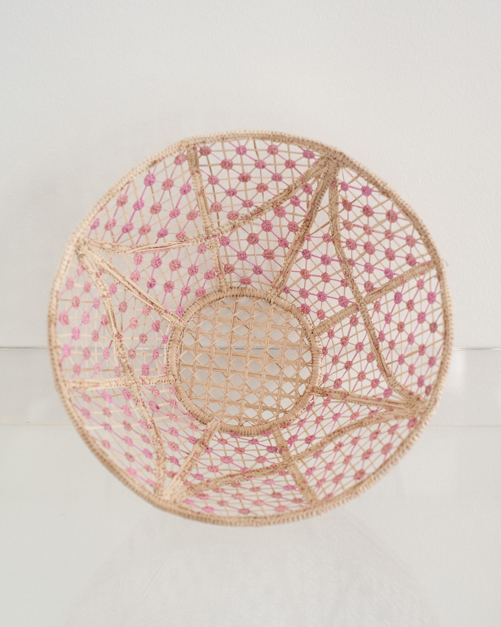 Tessuto a mano Ciotola rotonda contemporanea in rattan intrecciato a mano con morbidi nodi rosa in vendita