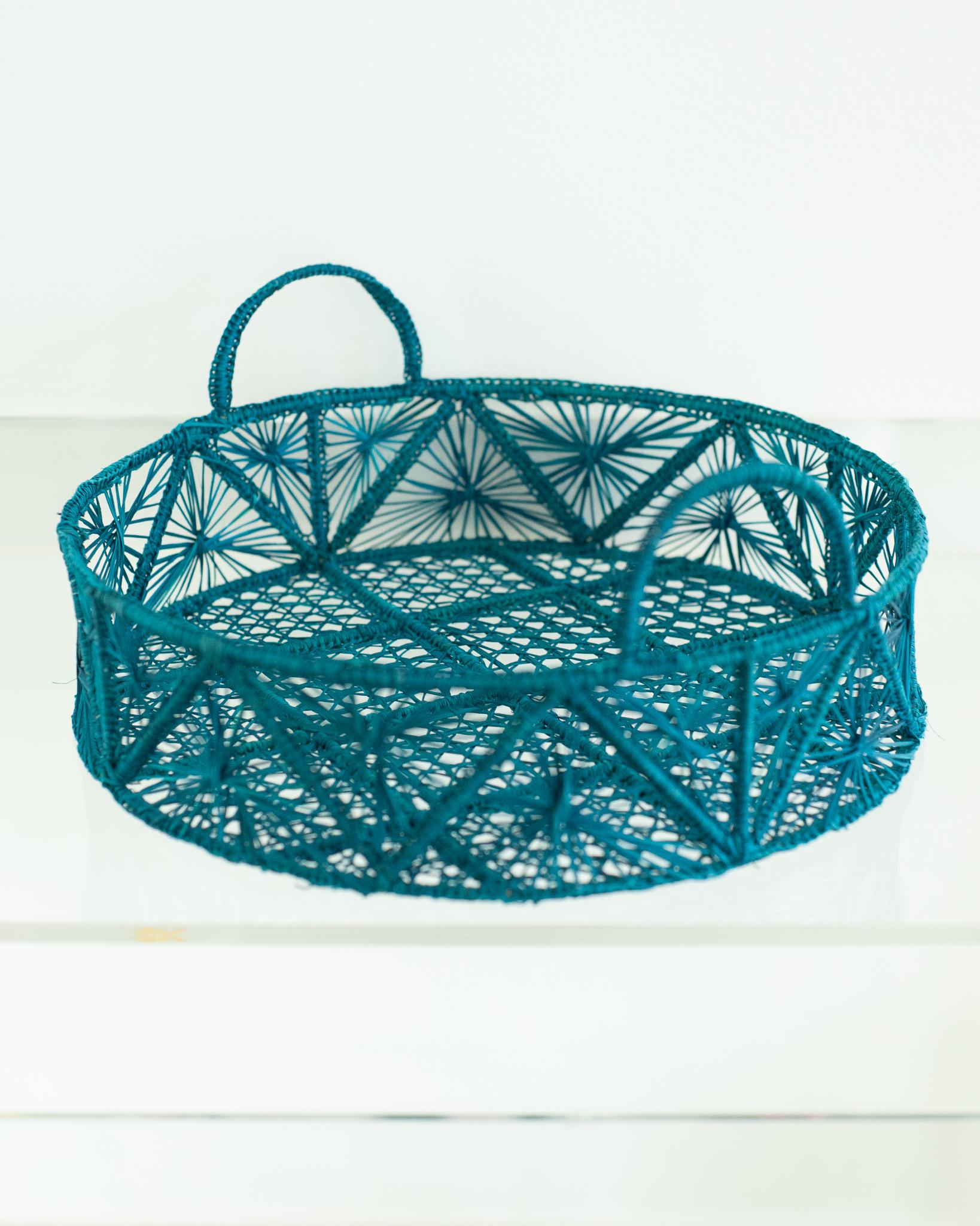 Contemporary Round Handwoven Turquoise Rattan Serviertablett / Korb (Kolumbianisch) im Angebot