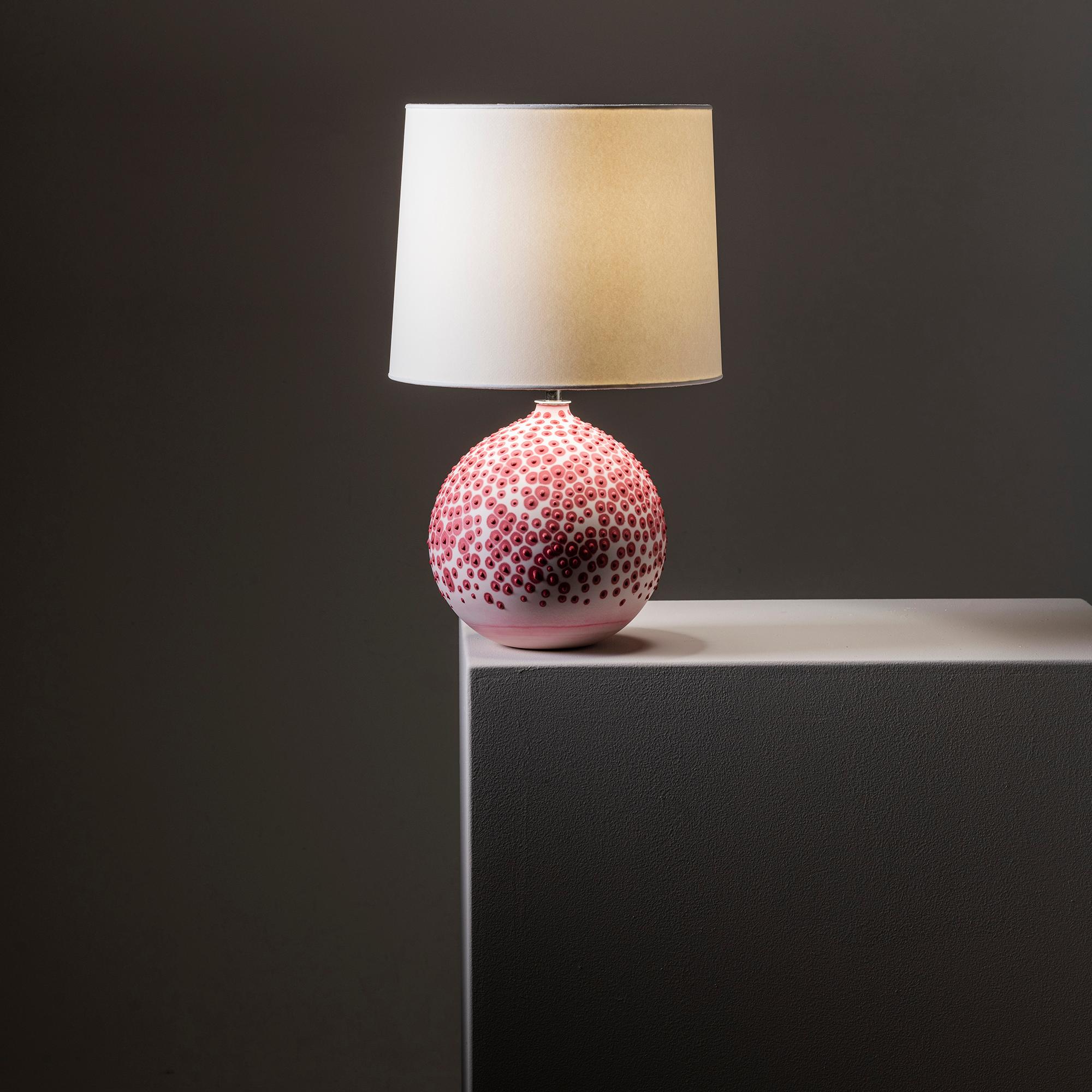 Organique Lampe de bureau ronde contemporaine Hesse en rose poudré d'Elyse Graham en vente