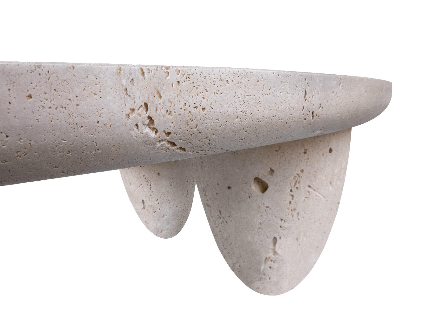 La table centrale Lunarys est une pièce de design moderne exceptionnelle. Une table basse essentielle pour un projet de salon contemporain semble venir directement de l'espace. La pierre travertin est parfaite pour les projets d'intérieur ou