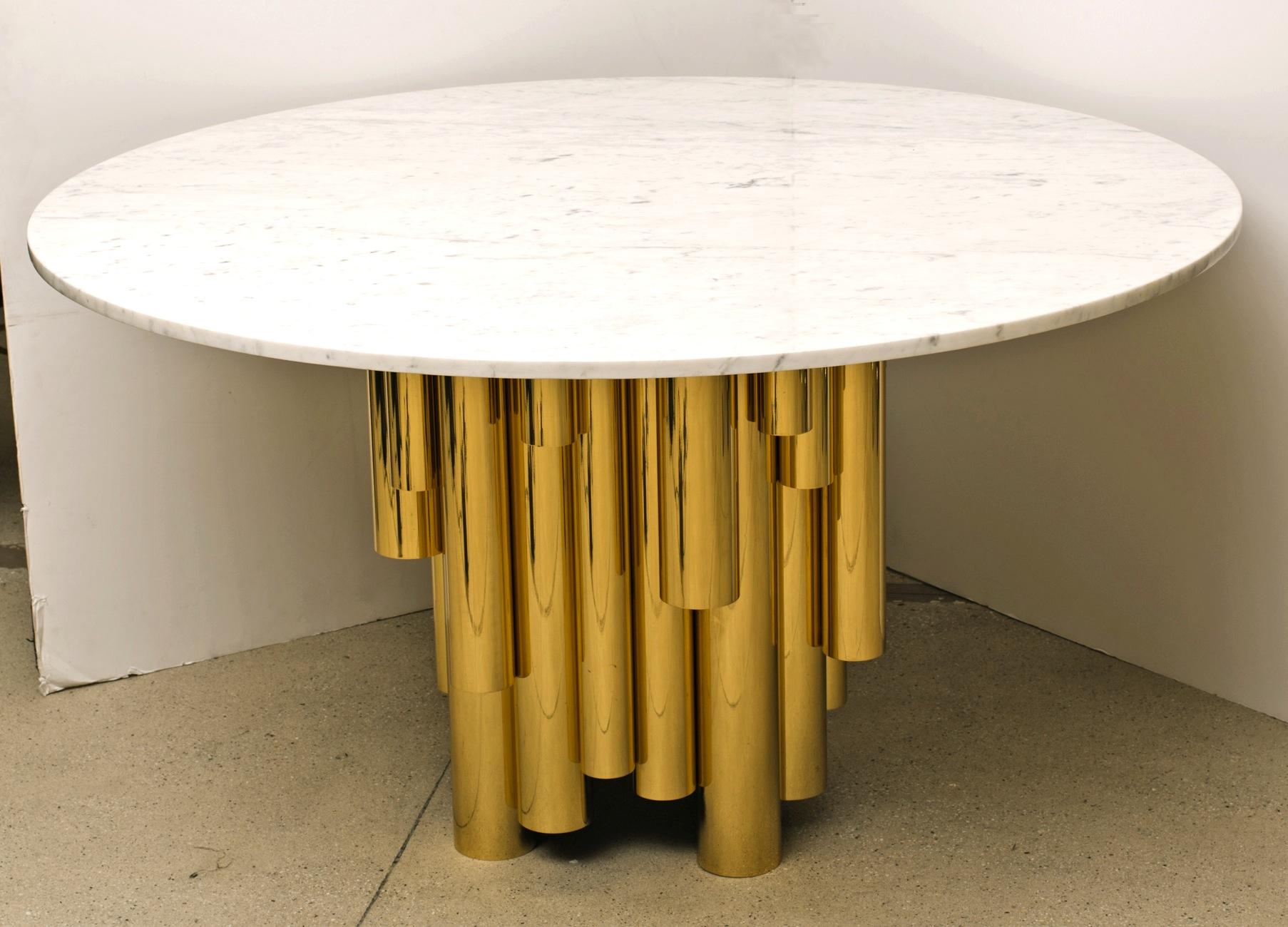 Zeitgenössischer runder Tisch mit Marmorplatte und rohrförmigem Sockel aus Messing im Angebot 1