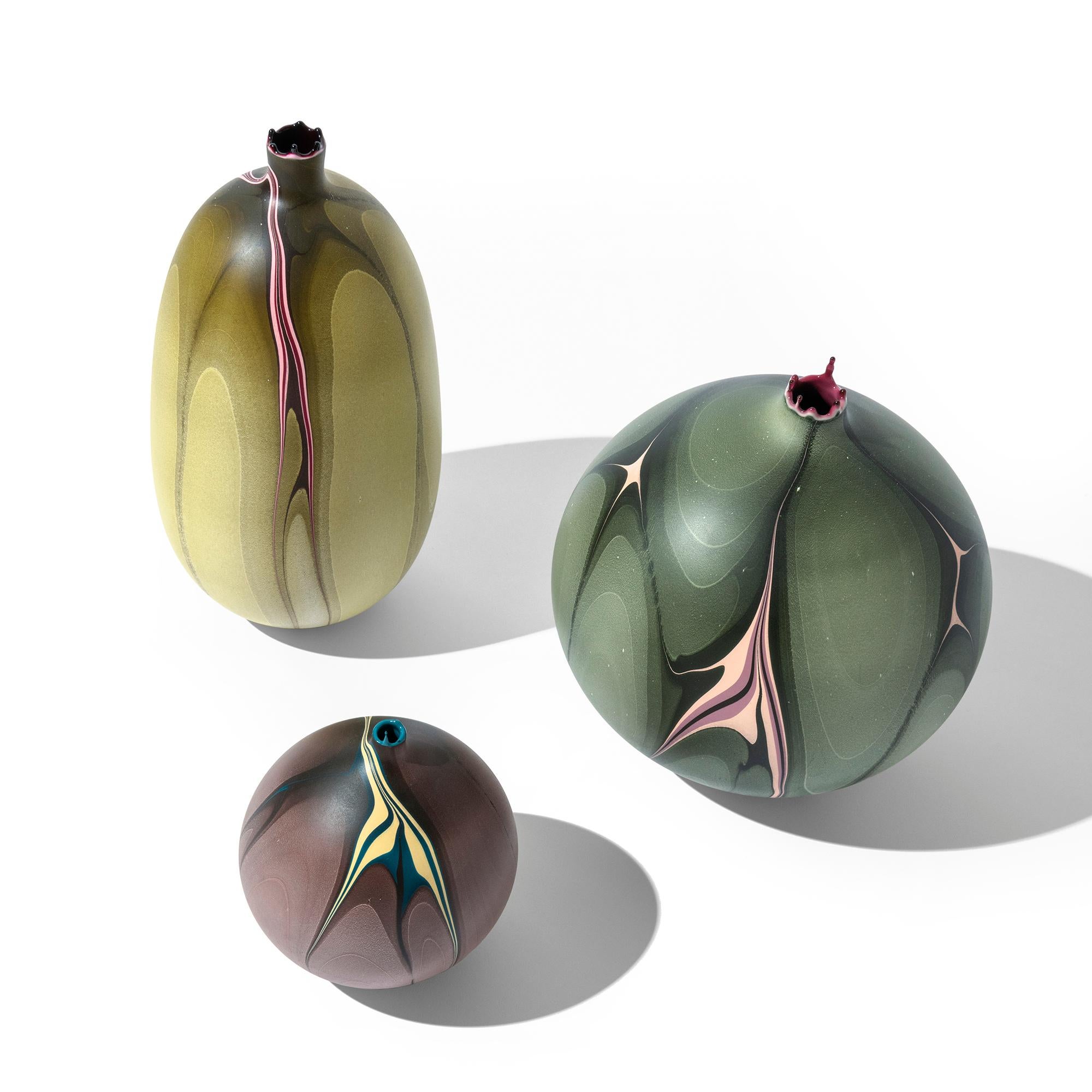 Zeitgenössische runde marmorierte Amazonas-Vase in Grün von Elyse Graham (Gips) im Angebot