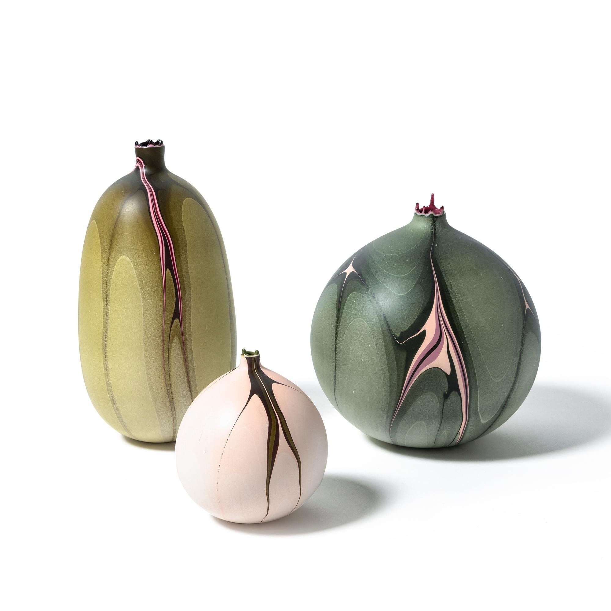 Zeitgenössische runde marmorierte Amazonas-Vase in Grün von Elyse Graham im Angebot 1