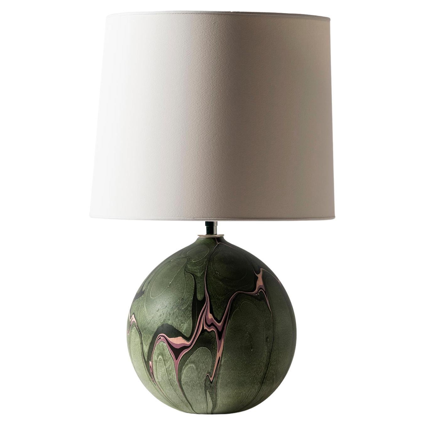 Lampe de bureau ronde contemporaine en marbre marbré vert Amazone d'Elyse Graham en vente