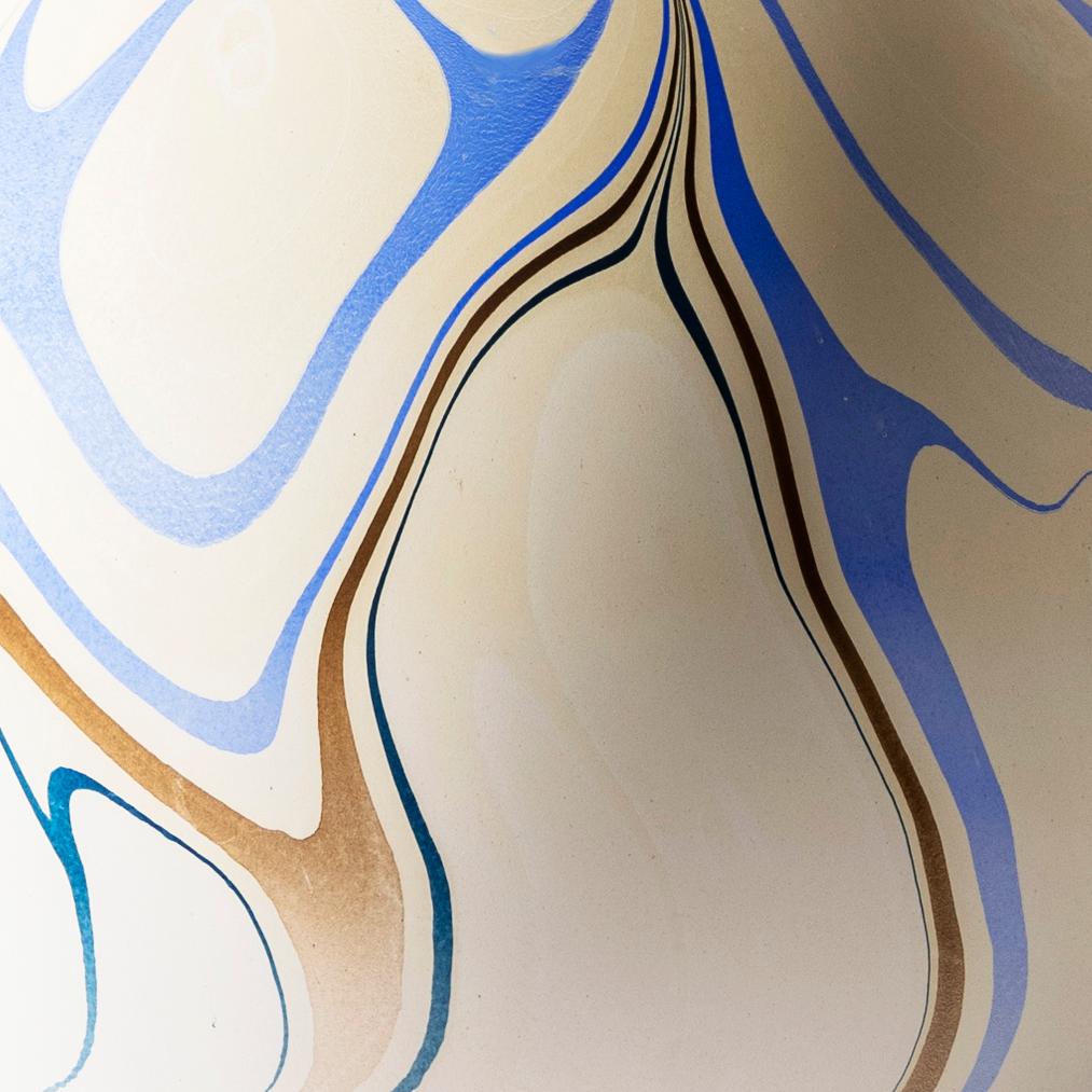 Lámpara de sobremesa contemporánea redonda jaspeada en azul titán by Elyse Graham Moderno orgánico en venta
