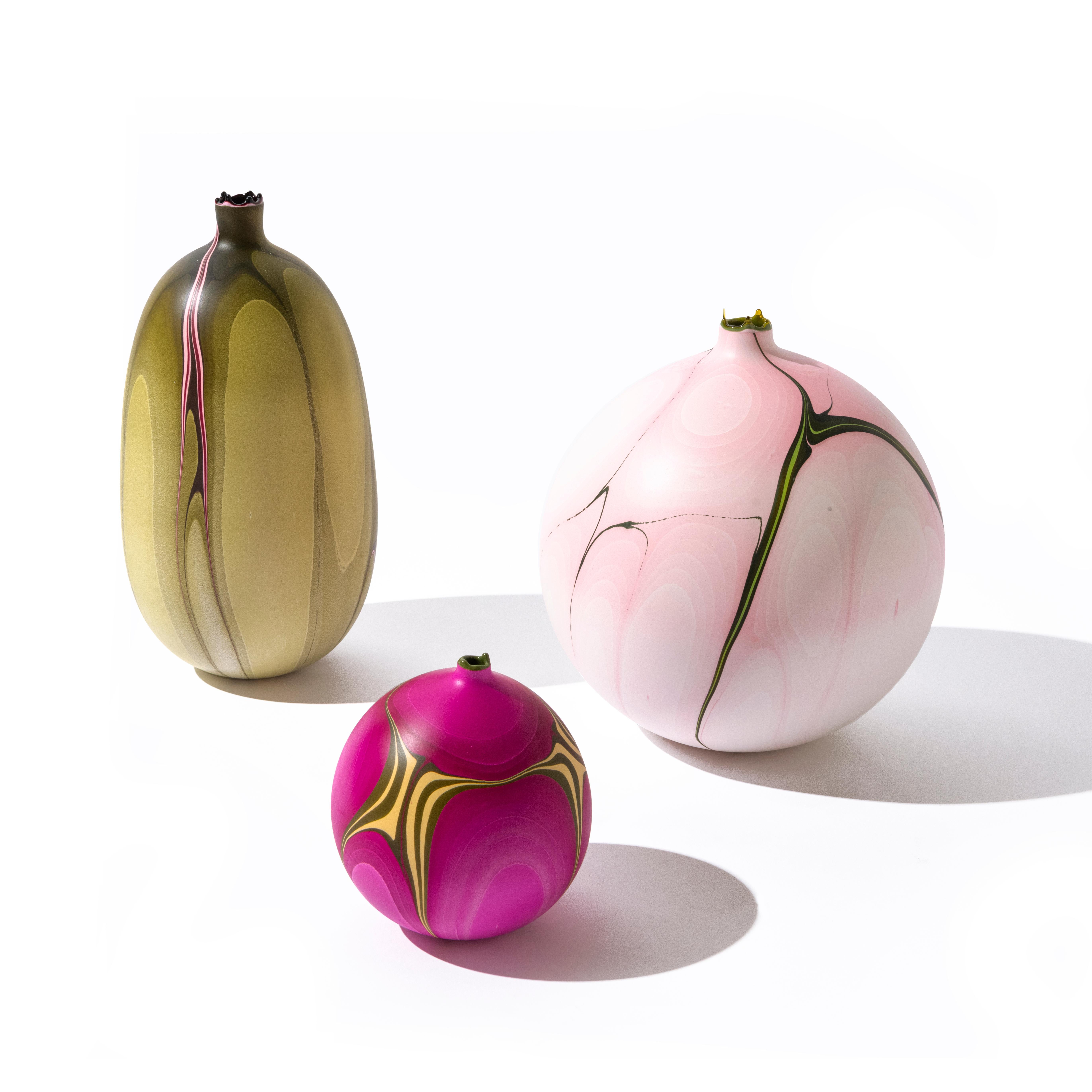 Zeitgenössische runde marmorierte Yangtze-Vase in Rosa von Elyse Graham (Gegossen) im Angebot