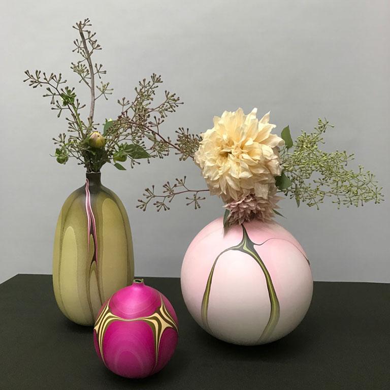 Zeitgenössische runde marmorierte Yangtze-Vase in Rosa von Elyse Graham im Zustand „Neu“ im Angebot in Springfield, OR