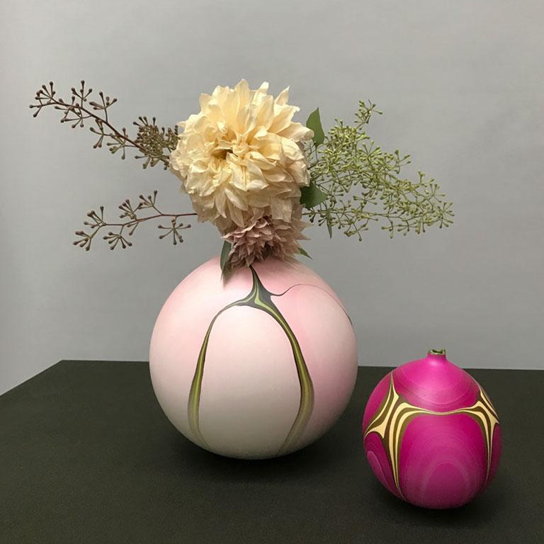 Zeitgenössische runde marmorierte Yangtze-Vase in Rosa von Elyse Graham (21. Jahrhundert und zeitgenössisch) im Angebot