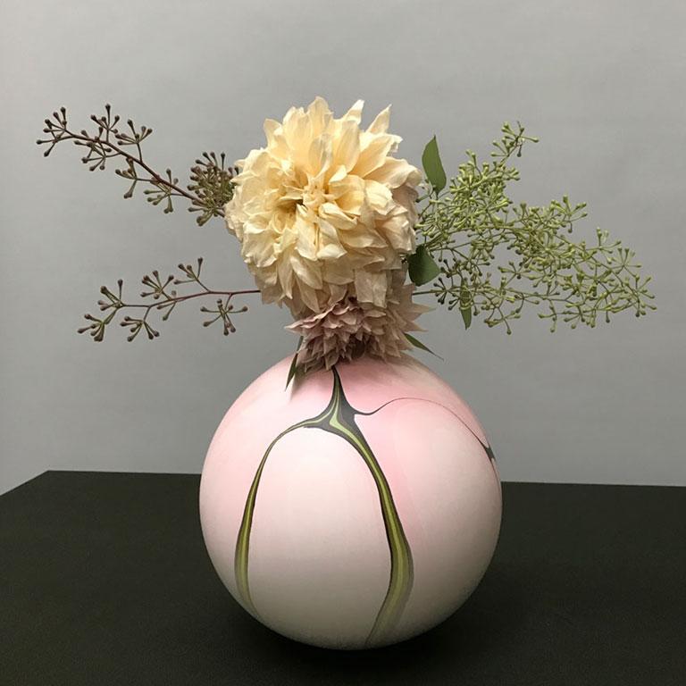 Zeitgenössische runde marmorierte Yangtze-Vase in Rosa von Elyse Graham (Gips) im Angebot