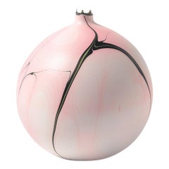 Vaso contemporaneo rotondo Yangtze marmorizzato in rosa di Elyse Graham