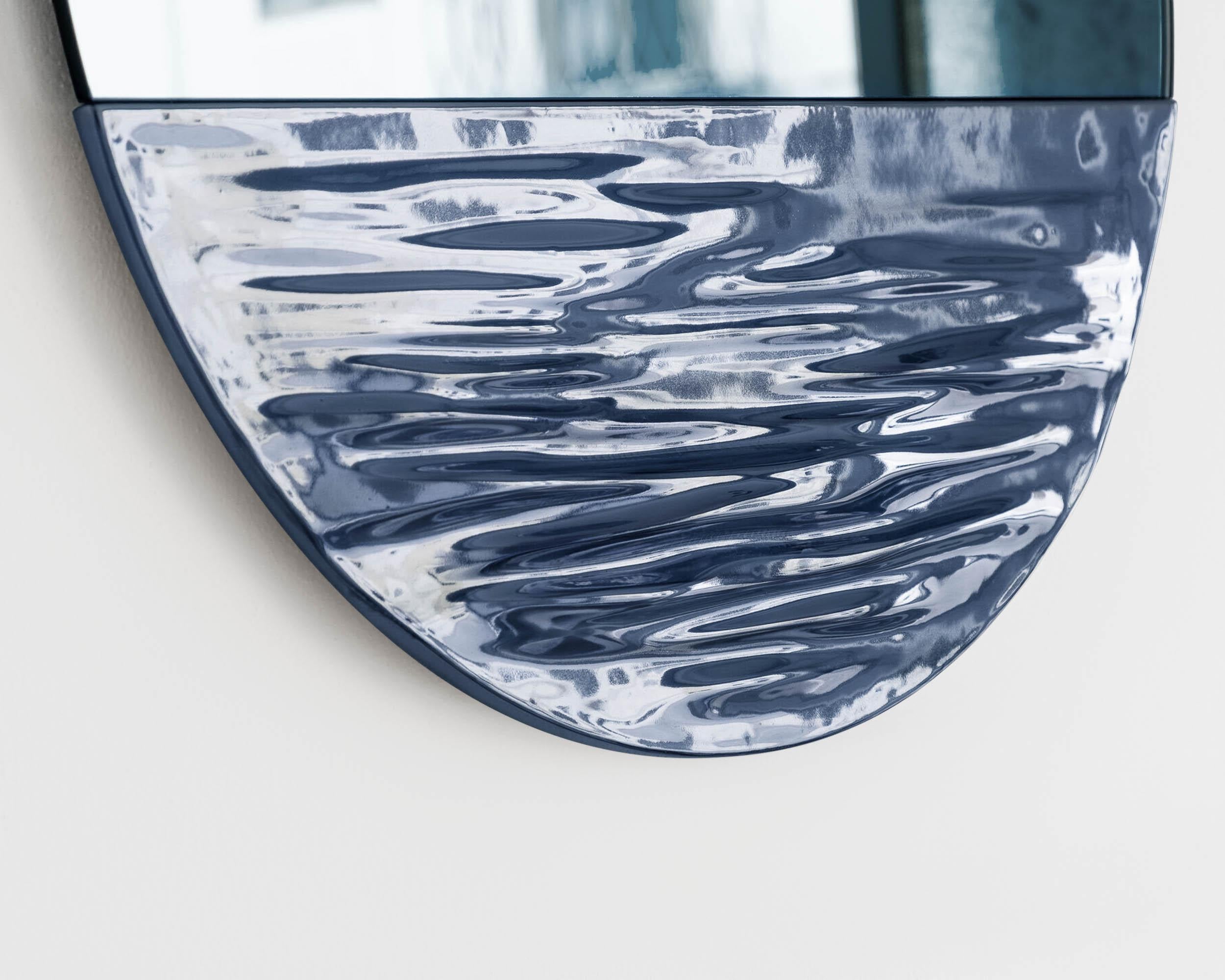 Orizon bleu nuit
Miroir rond signé par Ocrùm 

Dimensions : 21.75 x 1.75 in
Matériaux : Céramique émaillée décorée à la main et miroir en verre
Couleurs : Bleu vif avec miroir bleu clair
Personnalisation : La teinte du verre, la finition du
