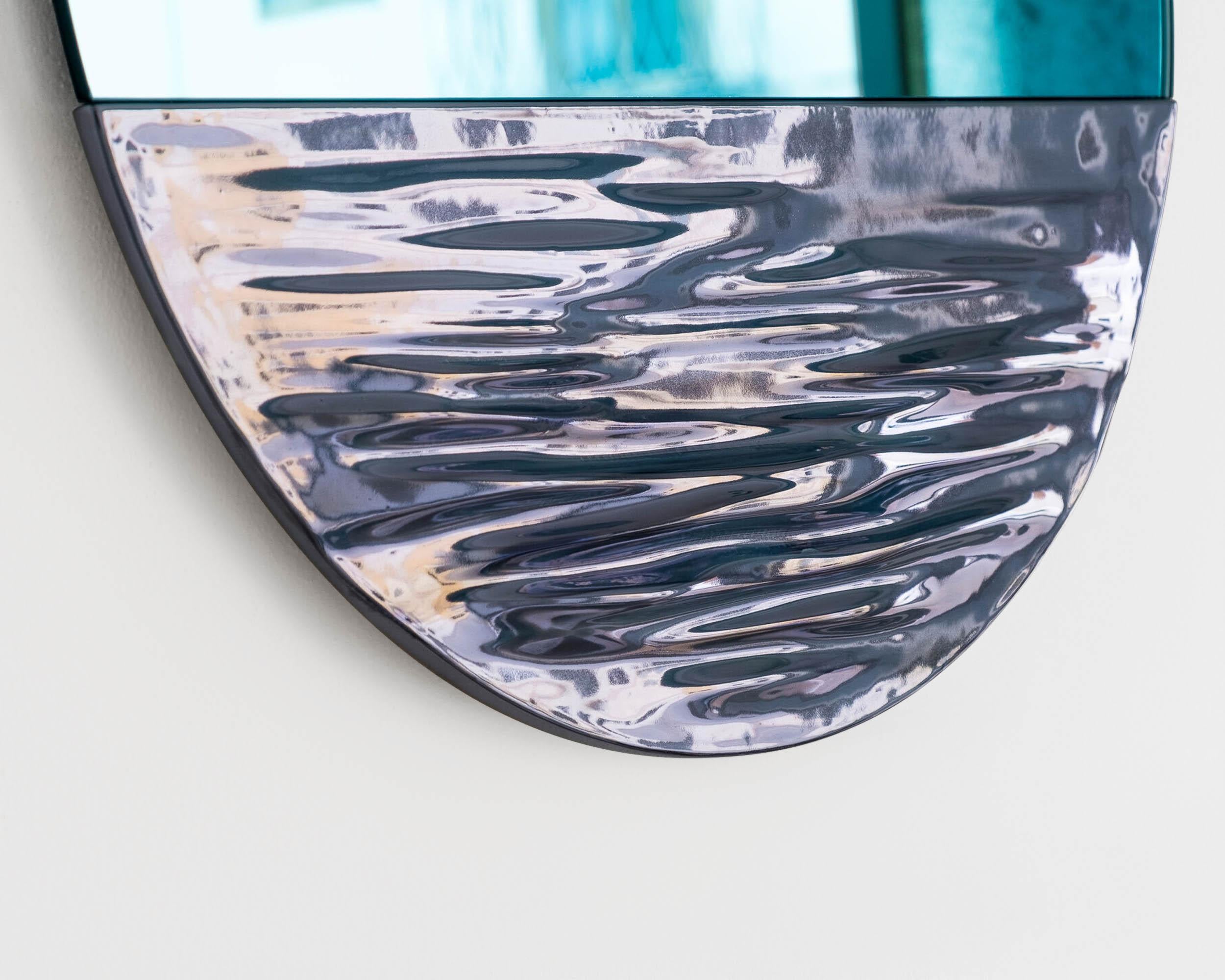 Orizon lebhaftes Blau
Runder Spiegel signiert von Ocrùm 

Abmessungen: 21.75 x 1,75 Zoll
Materialien: Handdekorierte glasierte Keramik, Glasspiegel
Farben: Leuchtendes Blau mit hellblauem Spiegel
Individuelle Anpassung: Glastönung,
