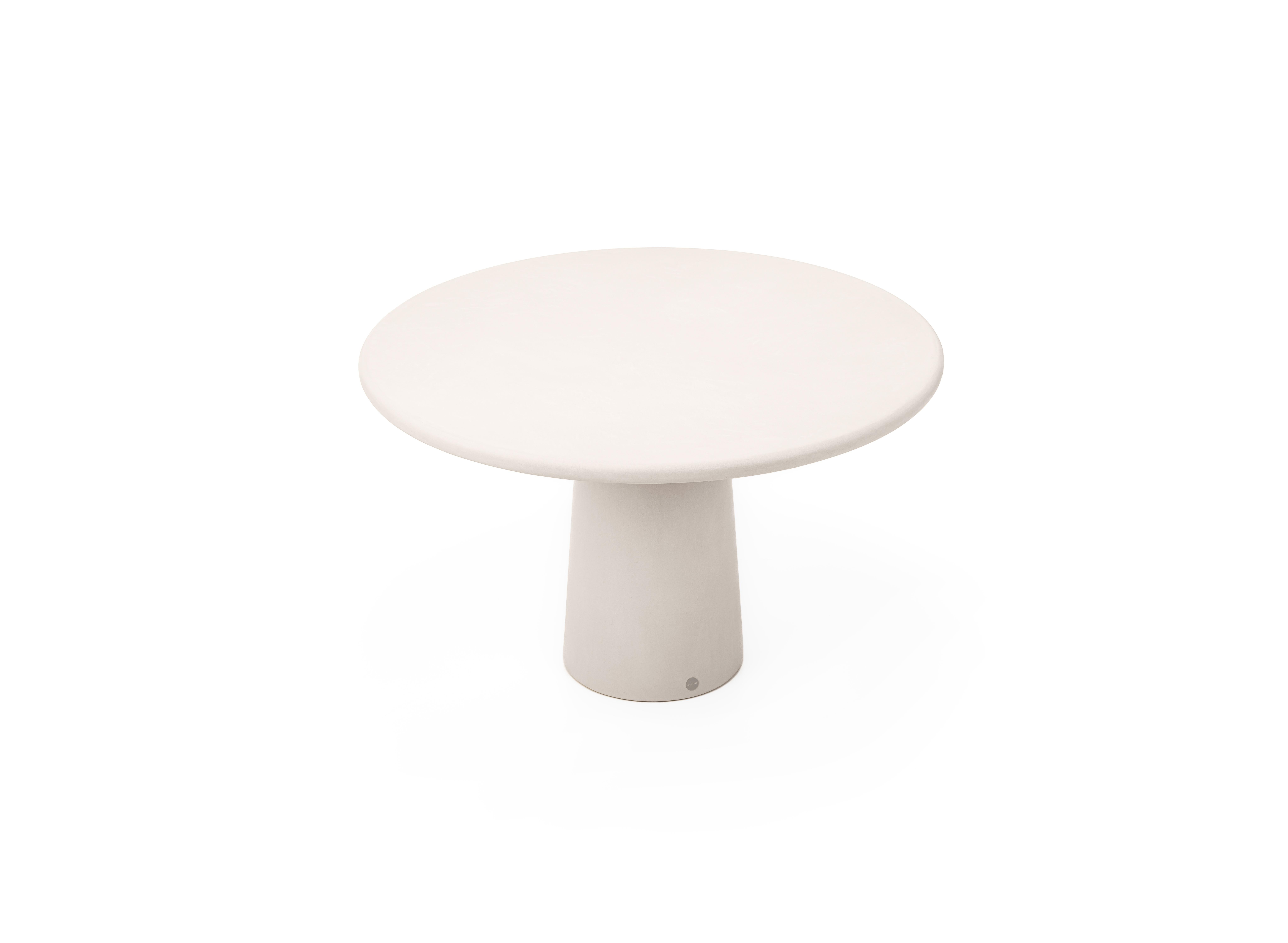 Mesa de yeso natural de diseño belga contemporáneo, hecha a mano, con un carácter texturizado y terroso.

Uso interior (precio exterior +10%)

Inspirado en la forma del menhir; una piedra vertical y alargada colocada por los pueblos prehistóricos en