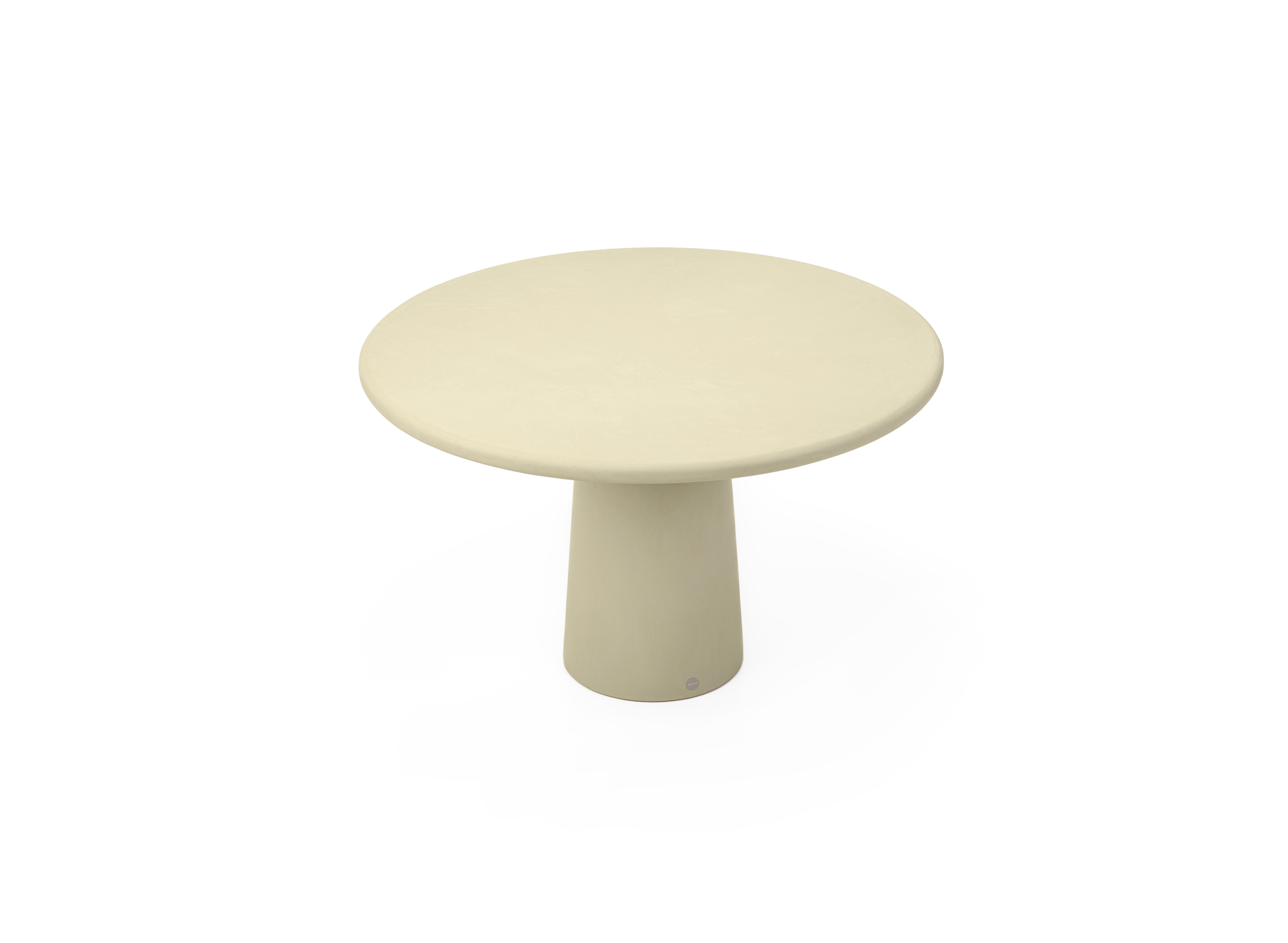 Design/One contemporain, table en plâtre naturel fabriquée à la main avec un caractère texturé et terreux.

Utilisation en intérieur (prix extérieur +10%)

Inspiré par la forme du menhir, une pierre droite et allongée placée par les hommes
