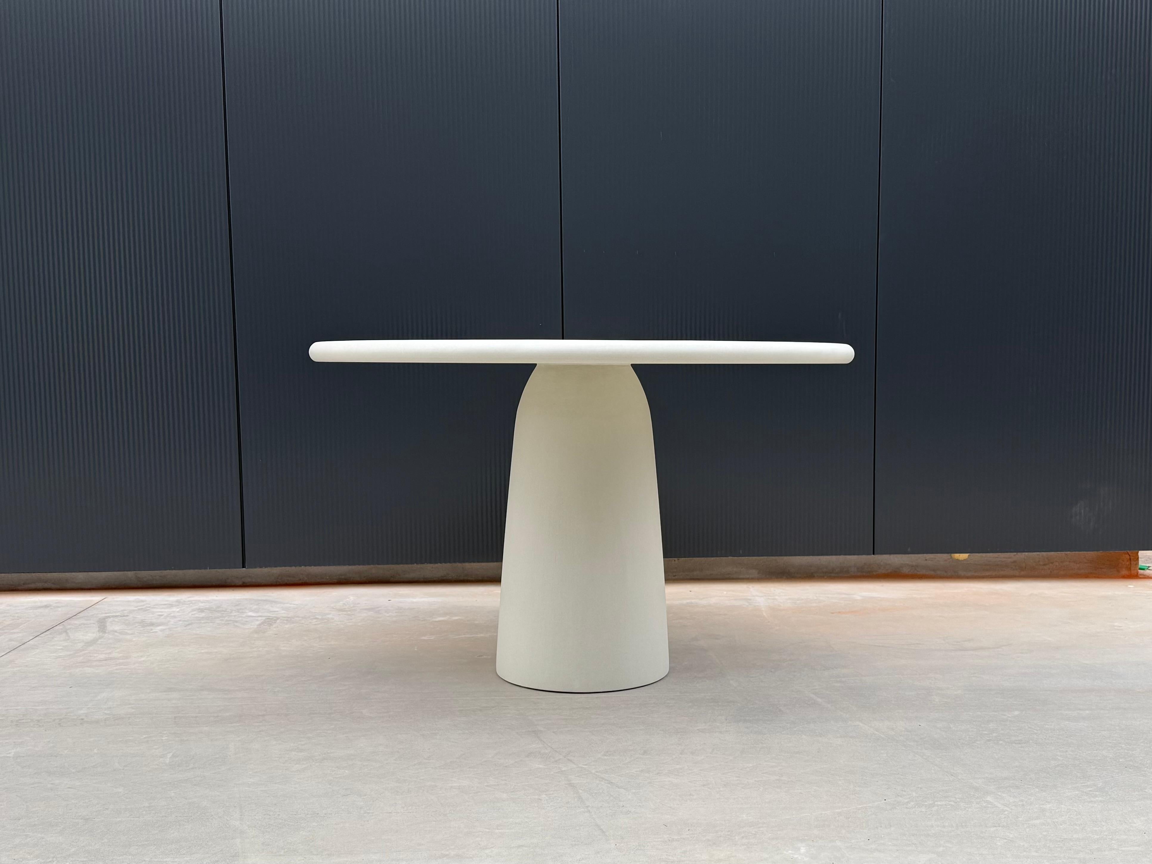 Mesa redonda contemporánea de yeso natural 