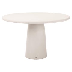 Tavolo rotondo contemporaneo in gesso naturale "Menhir" 120 cm di Isabelle Beaumont