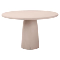 Table ronde contemporaine en plâtre naturel "Menhir" 140cm par Isabelle Beaumont