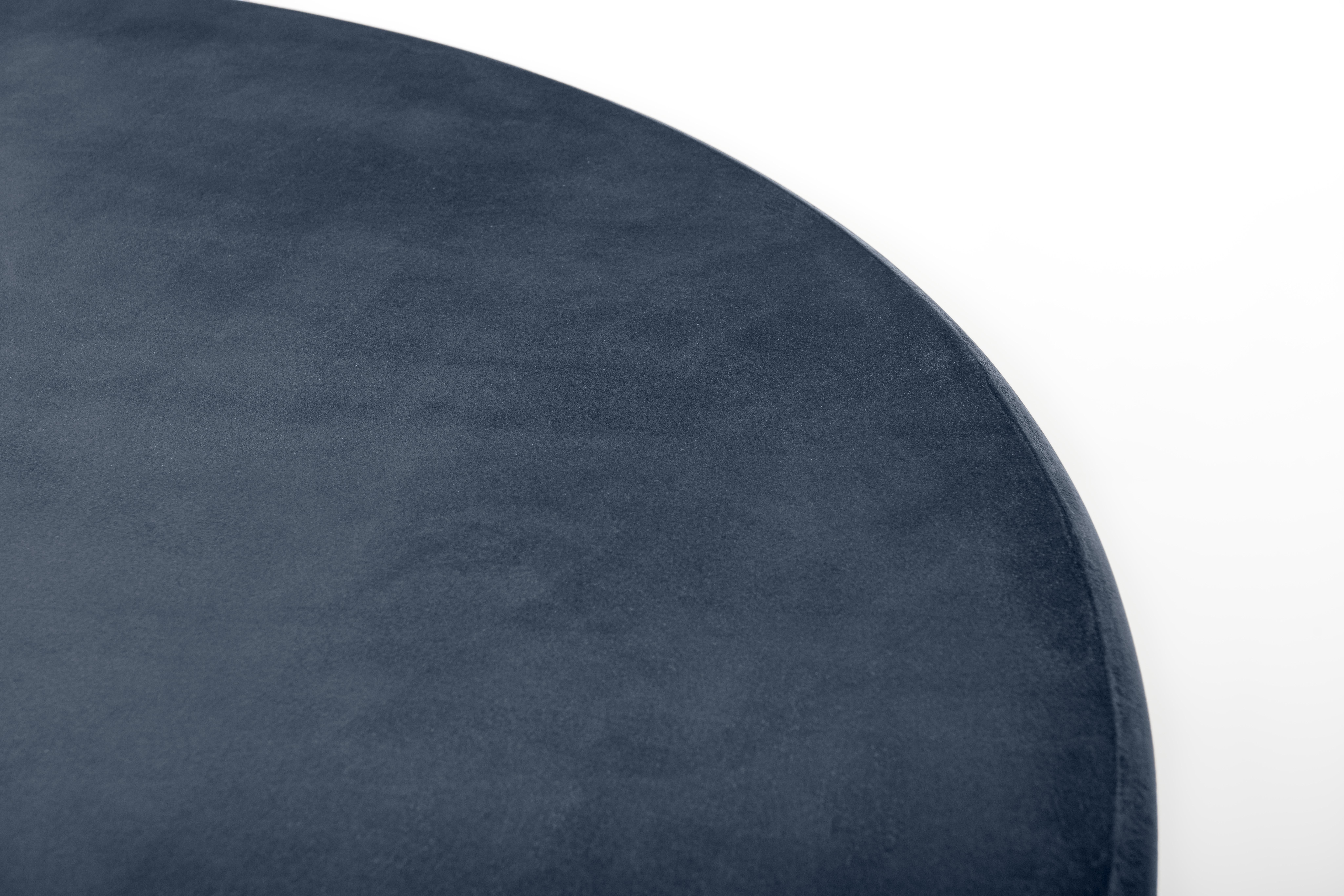 Mesa de yeso natural de diseño belga contemporáneo, hecha a mano, con un carácter texturizado y terroso. No se mancha y es muy fácil de mantener. A diferencia de la piedra natural, la superficie de yeso tiene una temperatura percibida muy