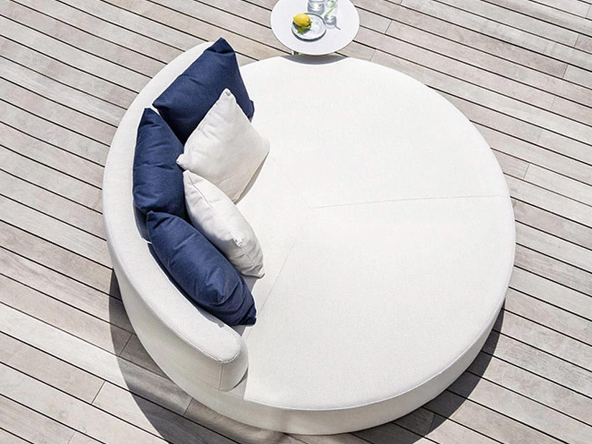 Italian Contemporary Round Outdoor Daybed with Cushions For Sale