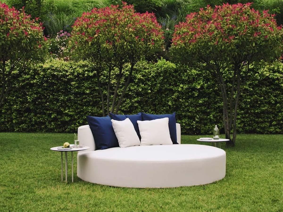 Contemporary Round Outdoor Daybed with Cushions In New Condition For Sale In New York, NY