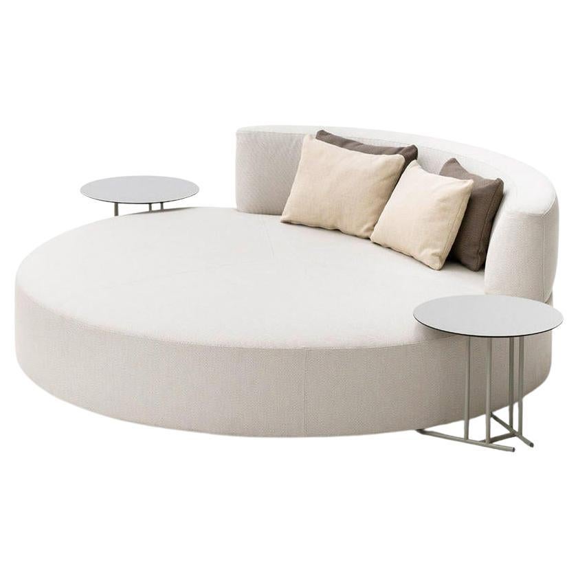 Zeitgenössisches rundes Tagesbett für den Außenbereich mit Kissen im Angebot