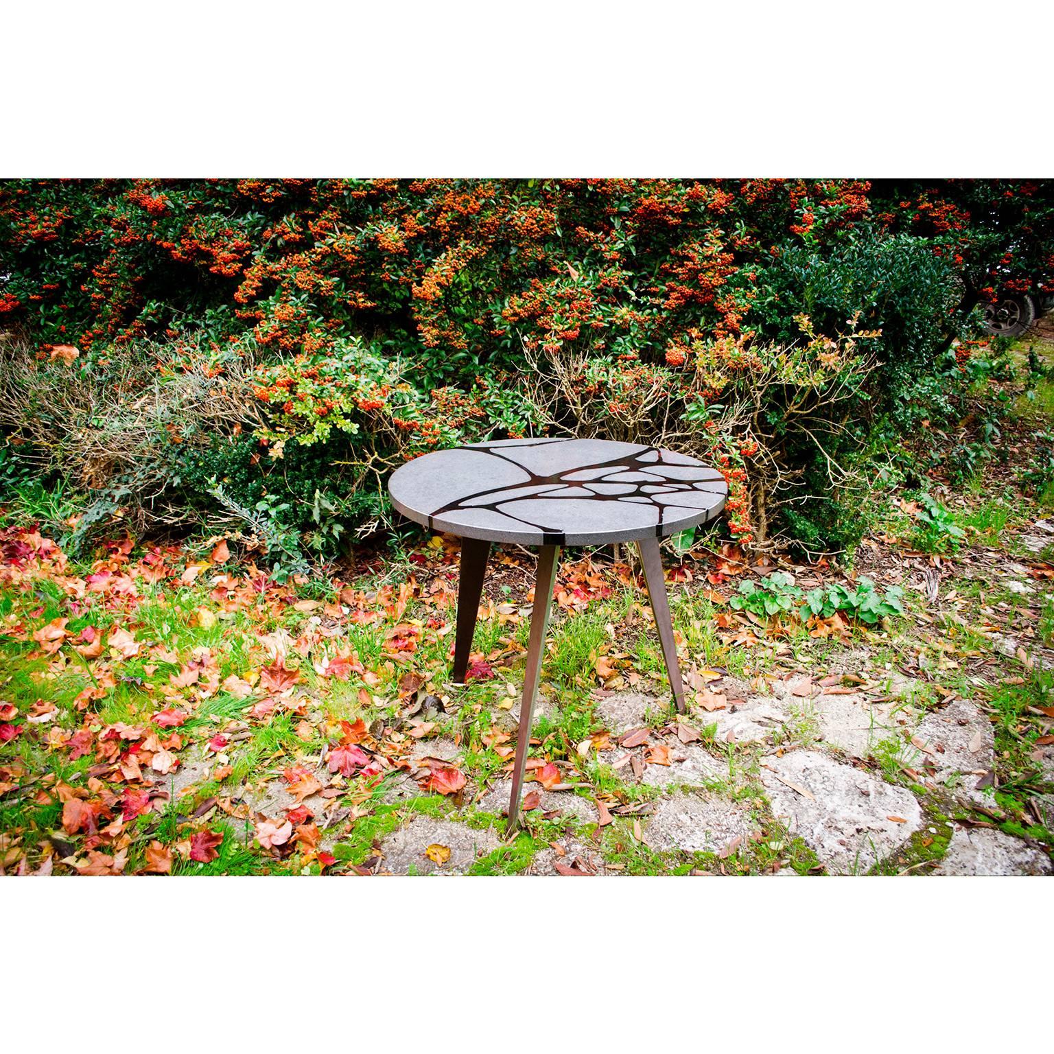 Mesa redonda contemporánea de exterior en piedra de lava y acero, Filodifumo en venta 2