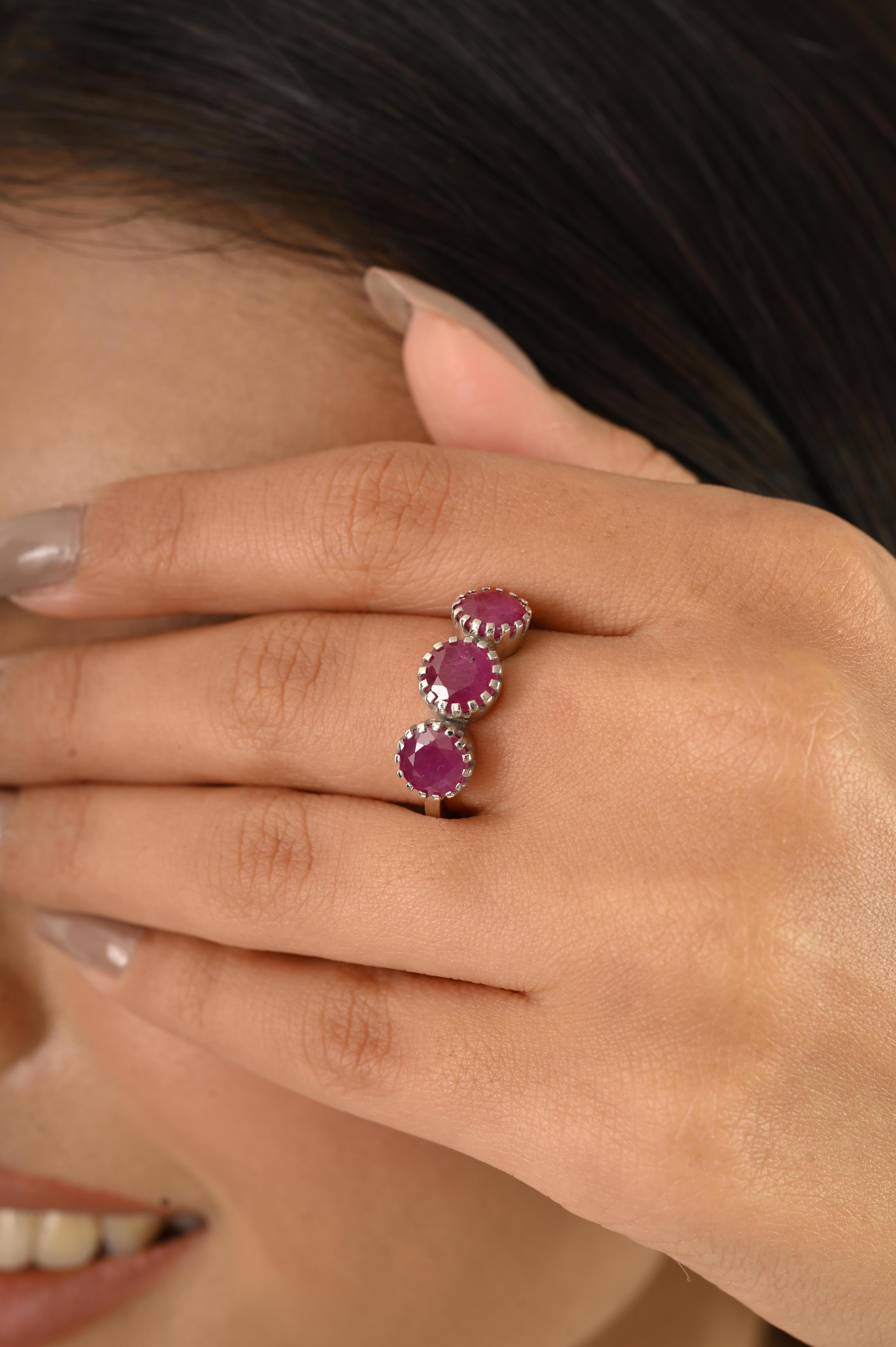 En venta: Anillo Contemporáneo de Rubí Redondo con Tres Piedras en Joyería de Oro Blanco de 14k para Mujer  10