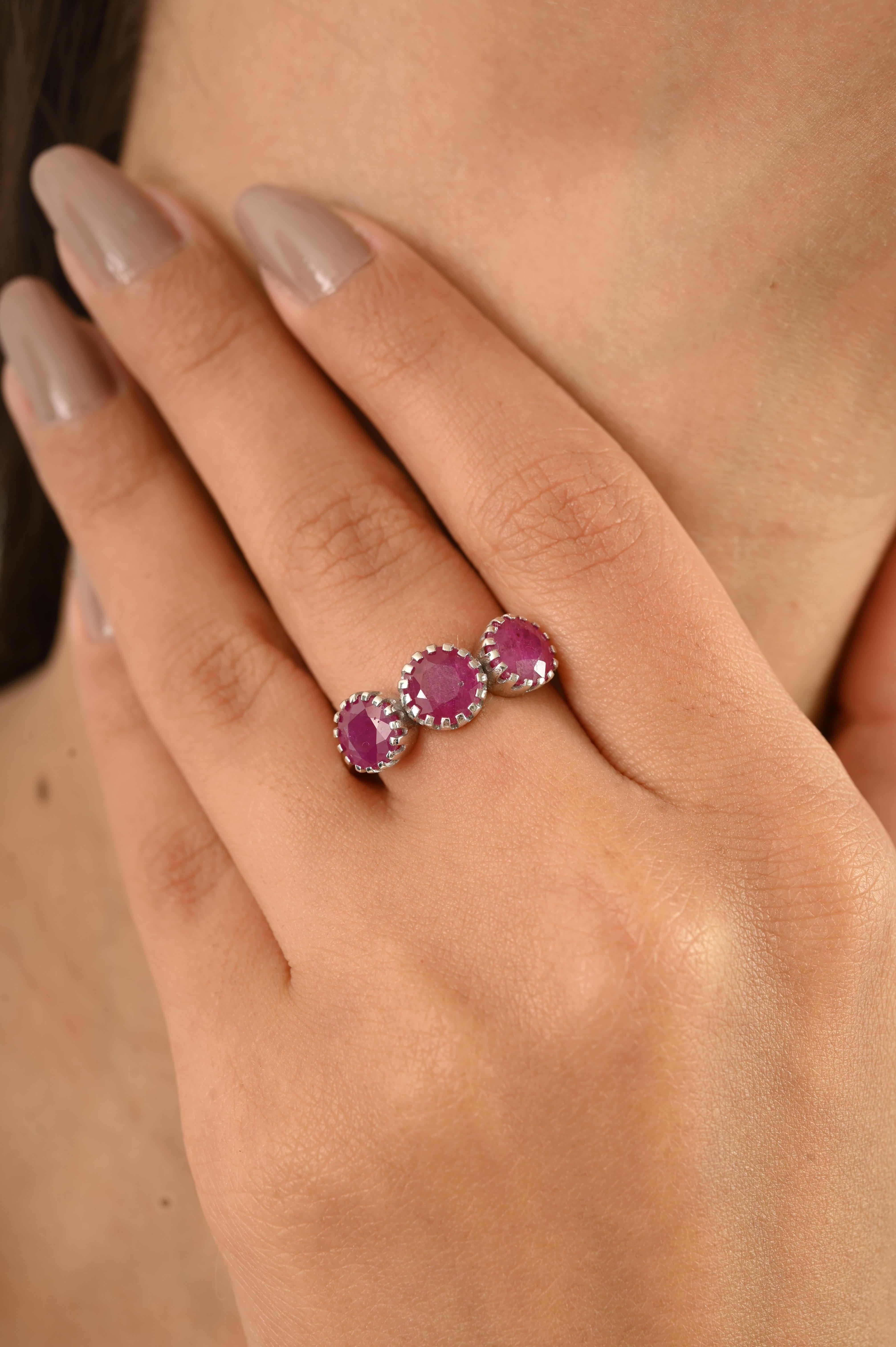 En venta: Anillo Contemporáneo de Rubí Redondo con Tres Piedras en Joyería de Oro Blanco de 14k para Mujer  2