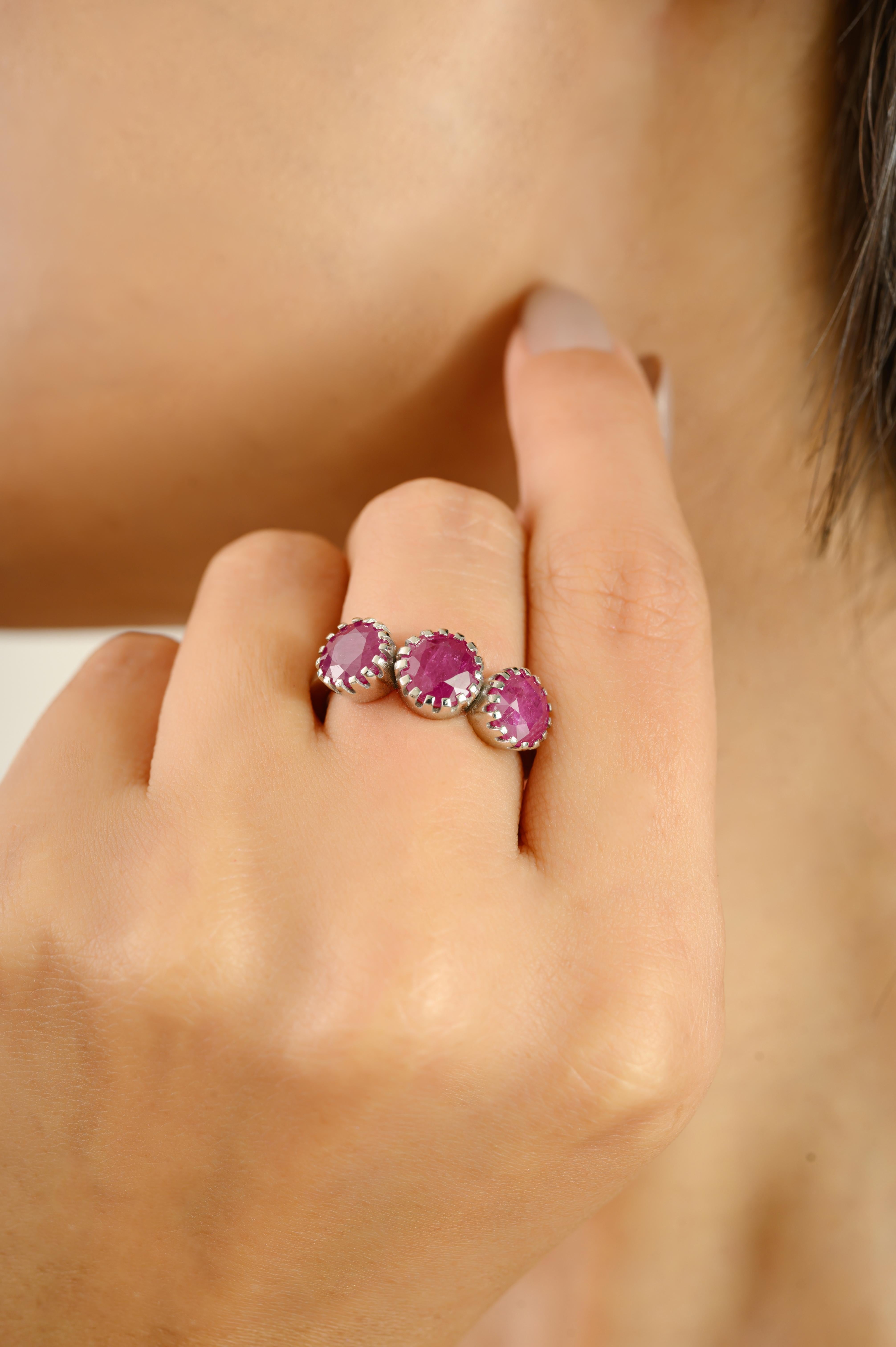 En venta: Anillo Contemporáneo de Rubí Redondo con Tres Piedras en Joyería de Oro Blanco de 14k para Mujer  2