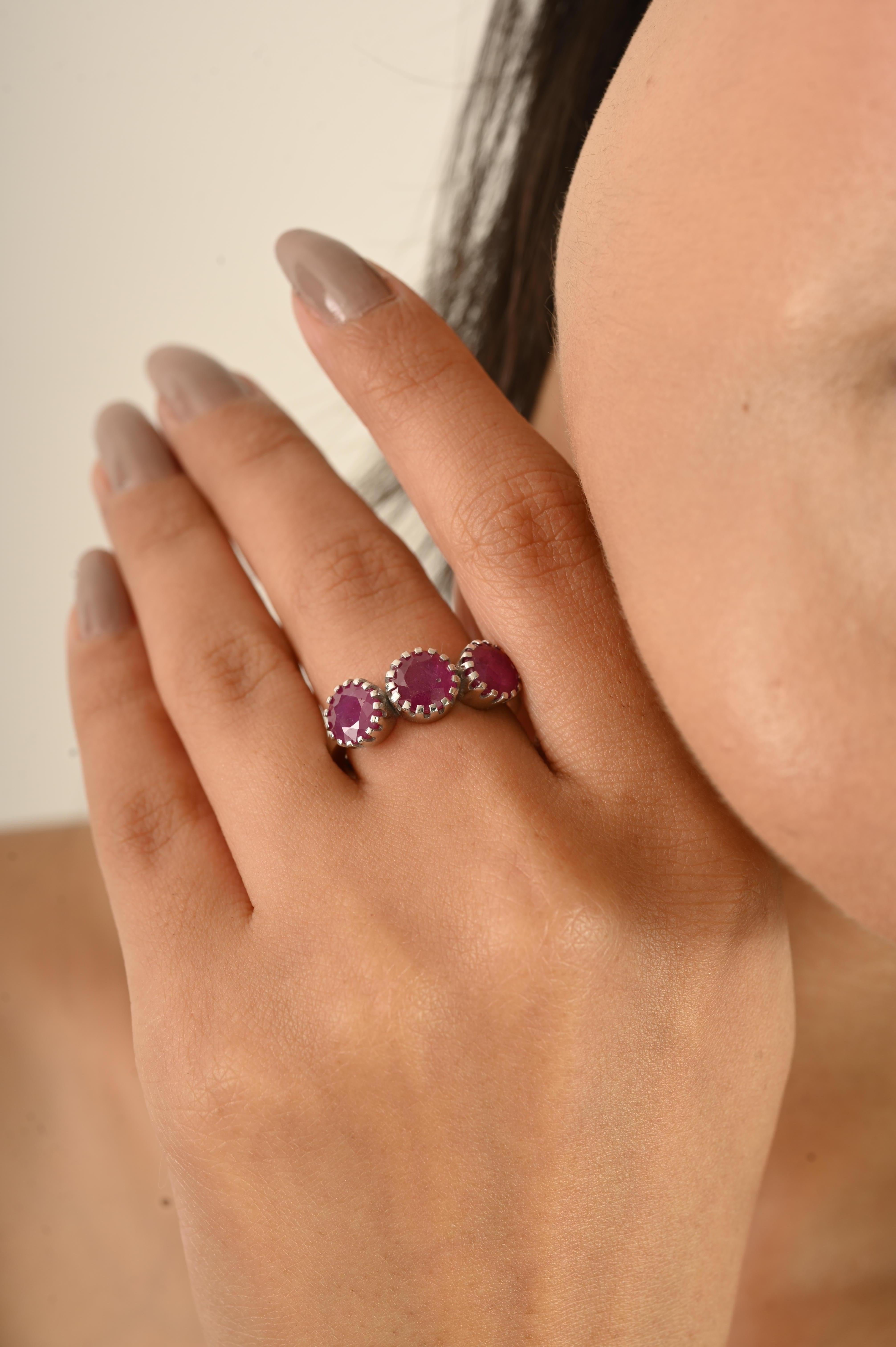 En venta: Anillo Contemporáneo de Rubí Redondo con Tres Piedras en Joyería de Oro Blanco de 14k para Mujer  4