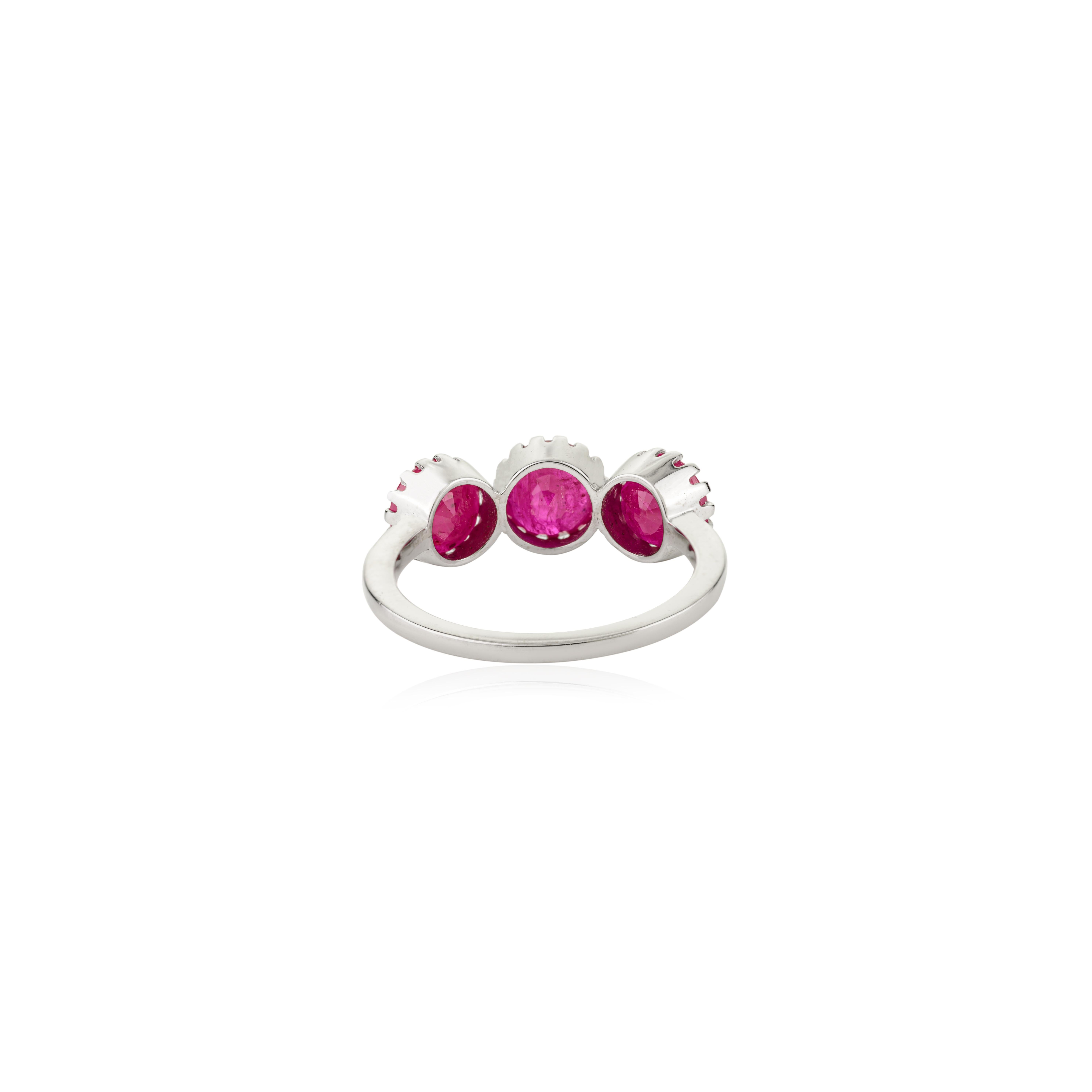 En venta: Anillo Contemporáneo de Rubí Redondo con Tres Piedras en Joyería de Oro Blanco de 14k para Mujer  5