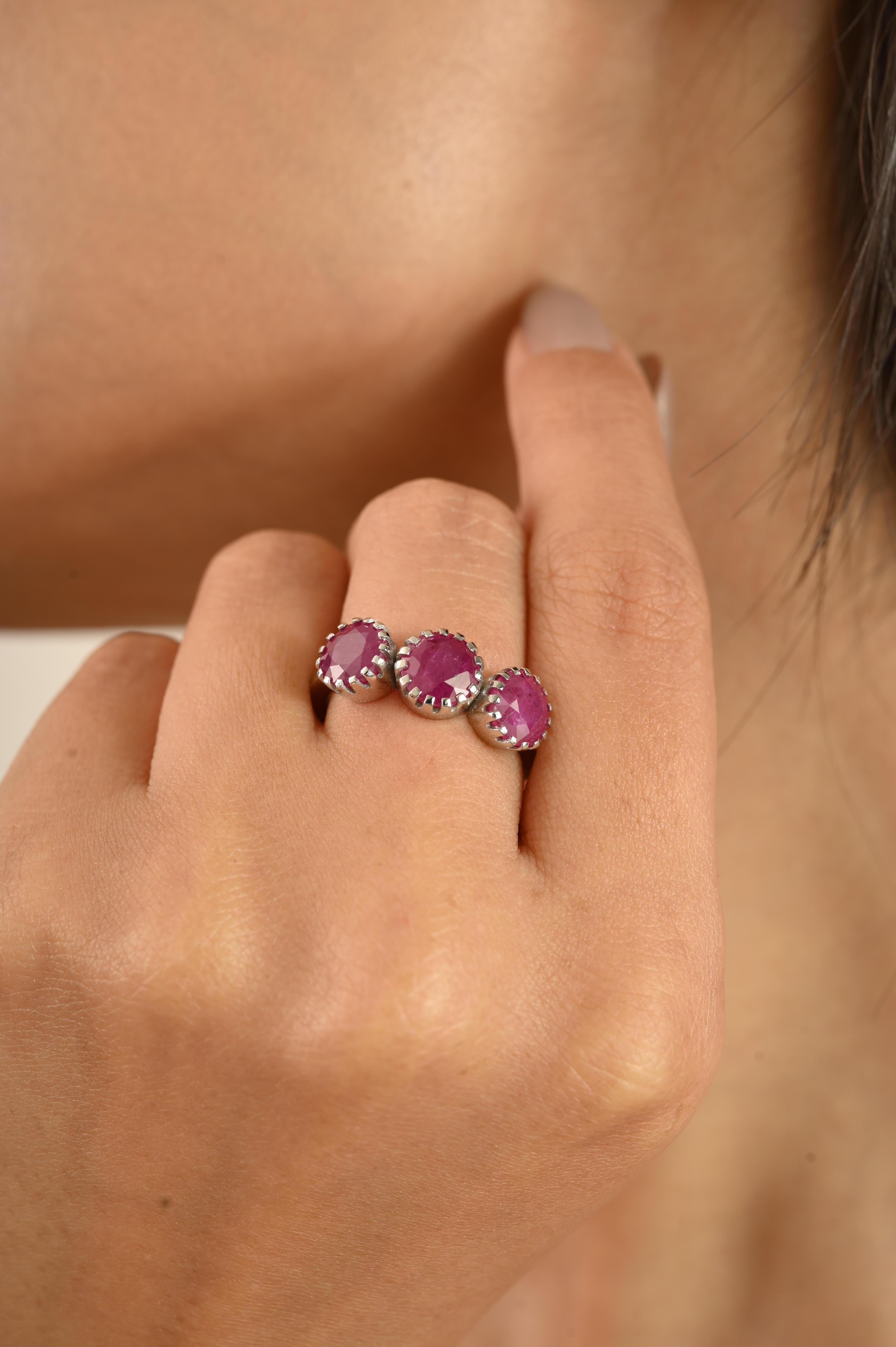 En venta: Anillo Contemporáneo de Rubí Redondo con Tres Piedras en Joyería de Oro Blanco de 14k para Mujer  6