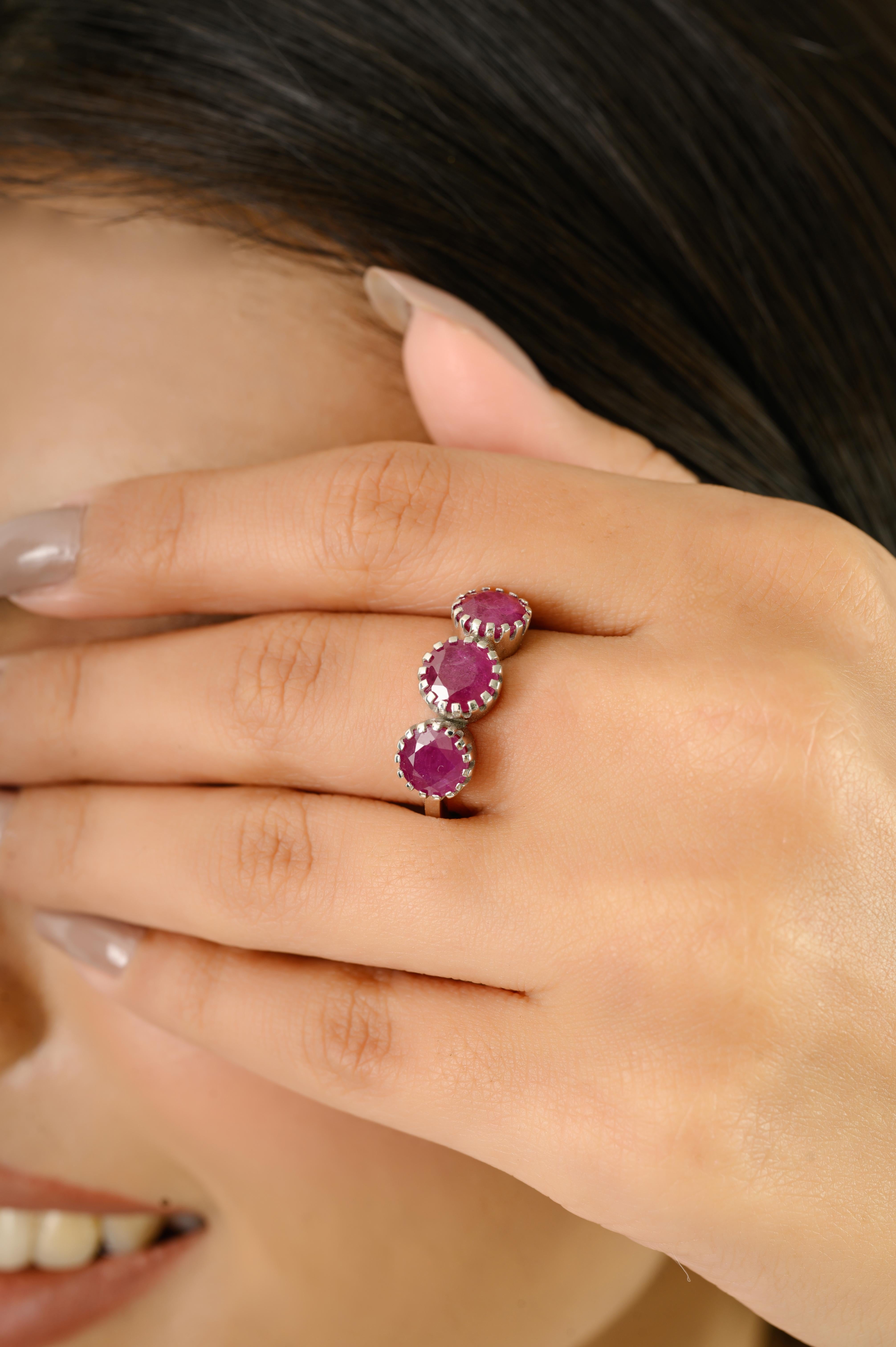 En venta: Anillo Contemporáneo de Rubí Redondo con Tres Piedras en Joyería de Oro Blanco de 14k para Mujer  6