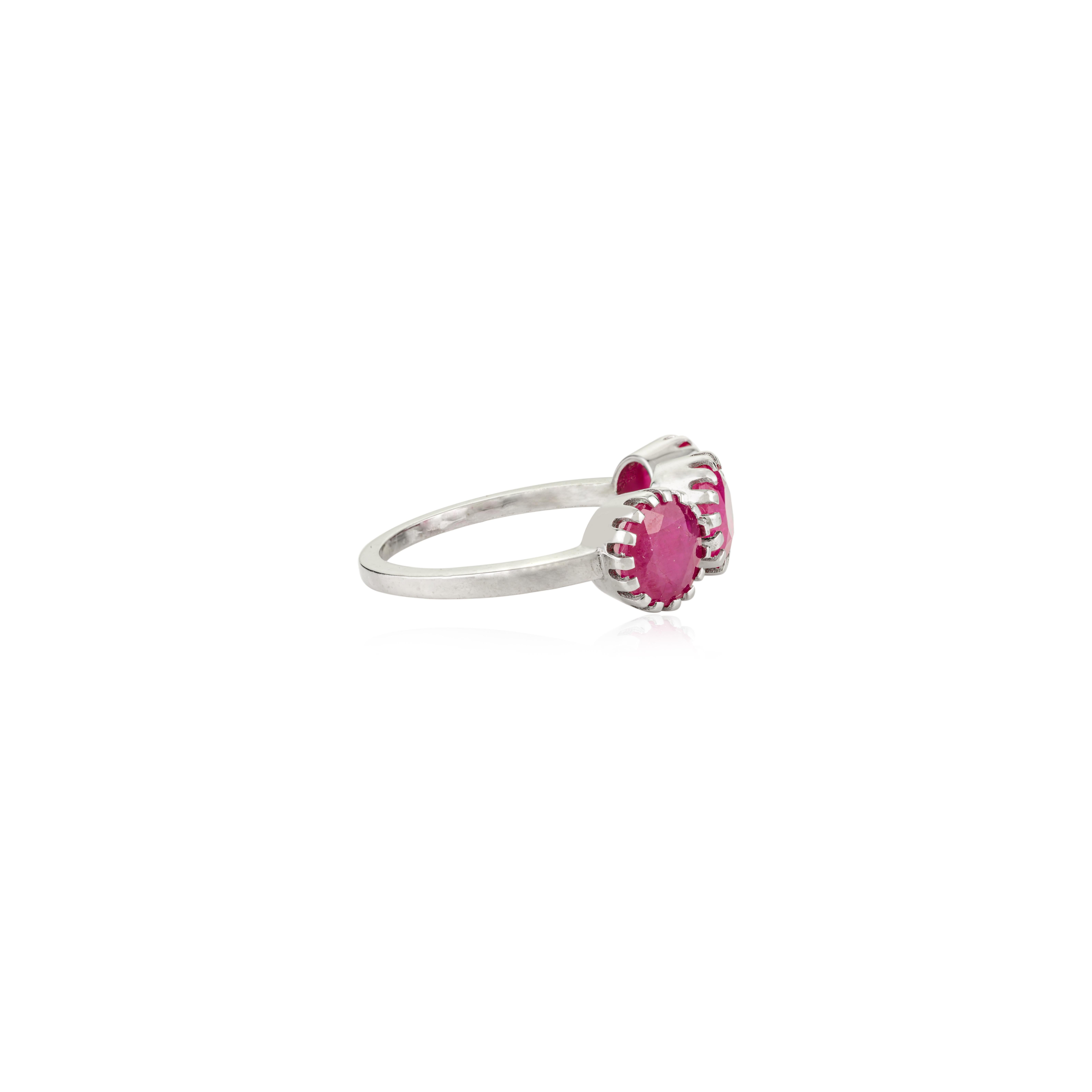En venta: Anillo Contemporáneo de Rubí Redondo con Tres Piedras en Joyería de Oro Blanco de 14k para Mujer  7