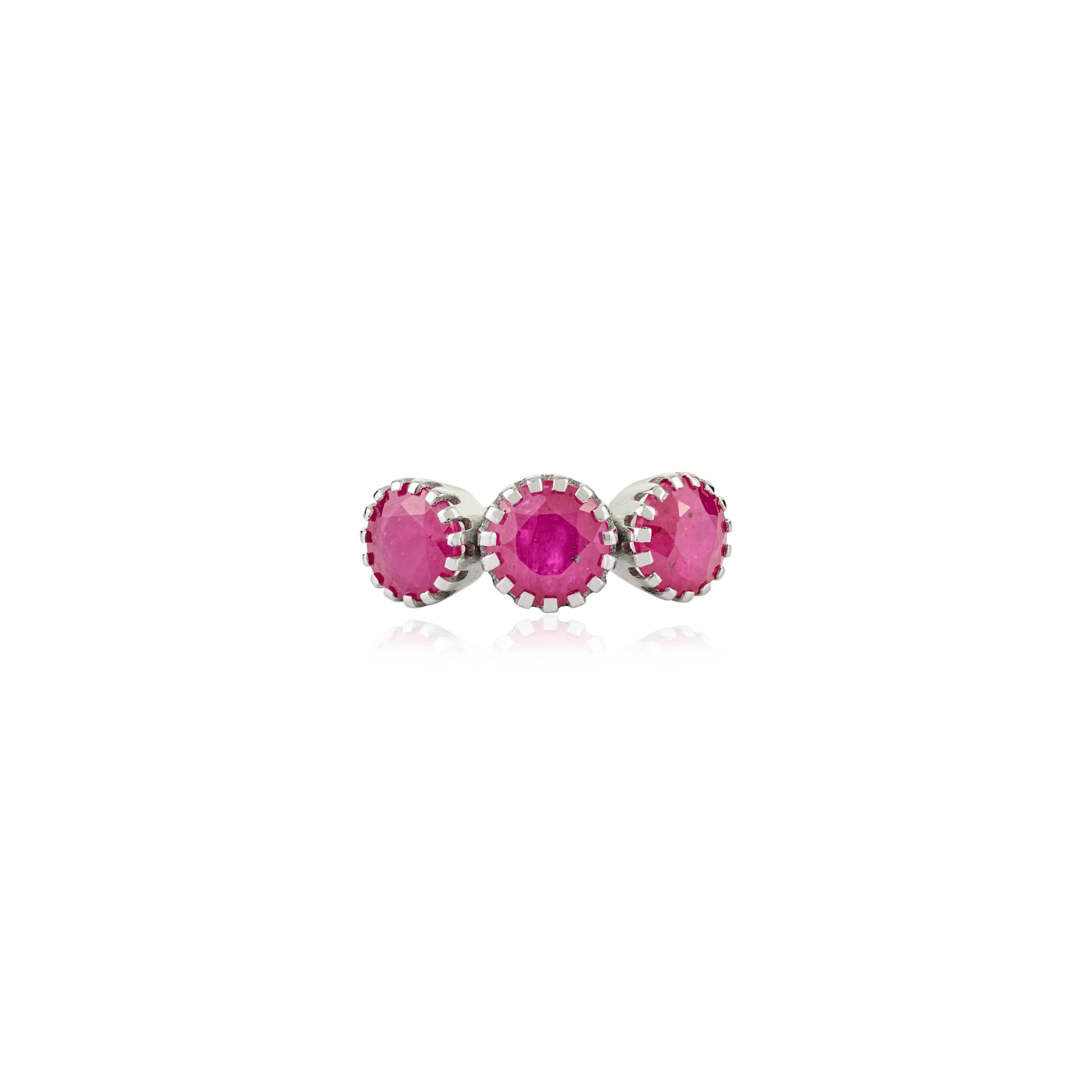 En venta: Anillo Contemporáneo de Rubí Redondo con Tres Piedras en Joyería de Oro Blanco de 14k para Mujer  9