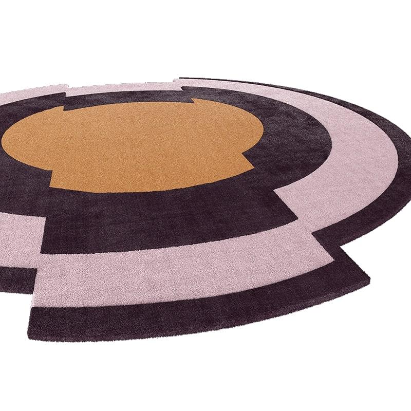 Tapis Shaped #032, auch bekannt als Codix Rug, ist ein zeitgenössisches Stück von HOMMÉS Studio x TAPIS Studio. Es ist der runde Teppich, der die Kraft hat, die Wahrnehmung eines ganzen Raumes zu verändern. Die fragmentierte runde Form vermittelt