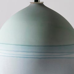 Lampada da tavolo rotonda contemporanea Saturn in grigio e menta di Elyse Graham