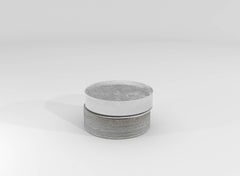 Mesa auxiliar redonda contemporánea de travertino y vidrio colado, Barh Wonderglass