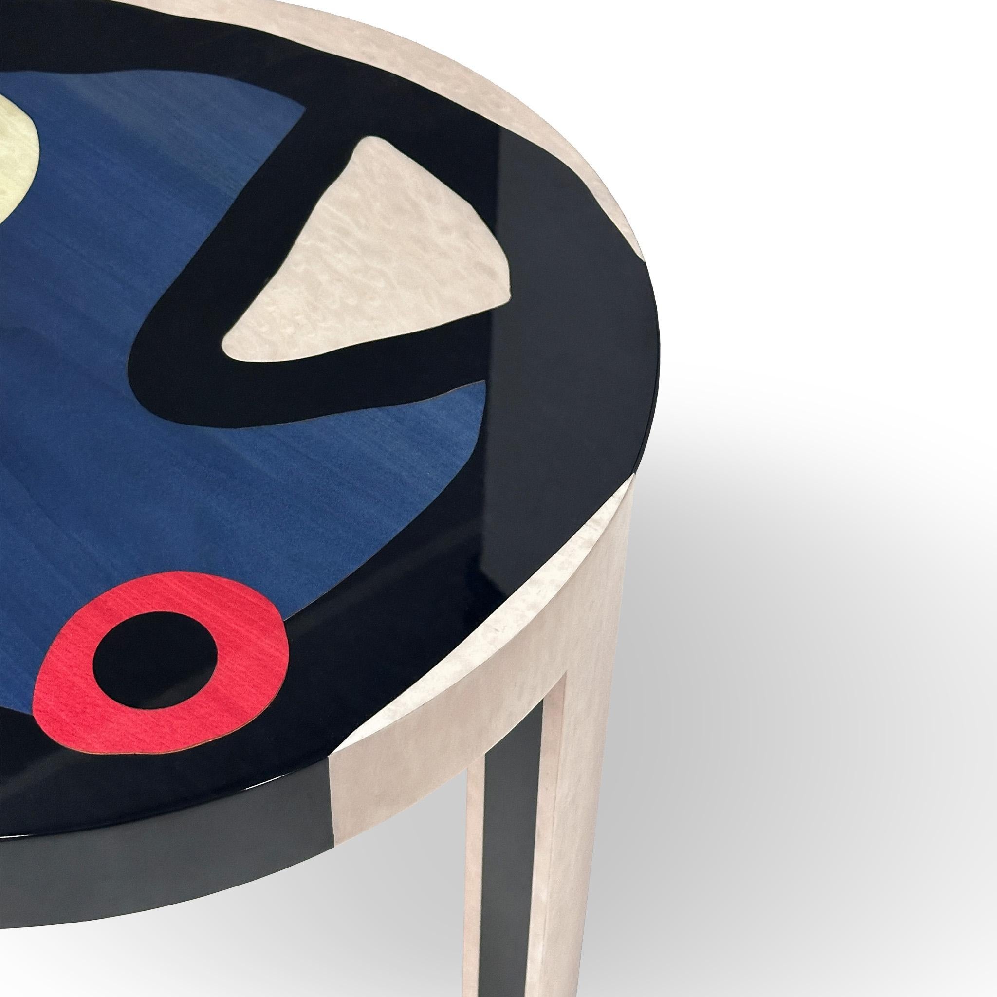 Moderno Tavolino rotondo contemporaneo con motivo surrealista moderno intarsiato in legno blu in vendita