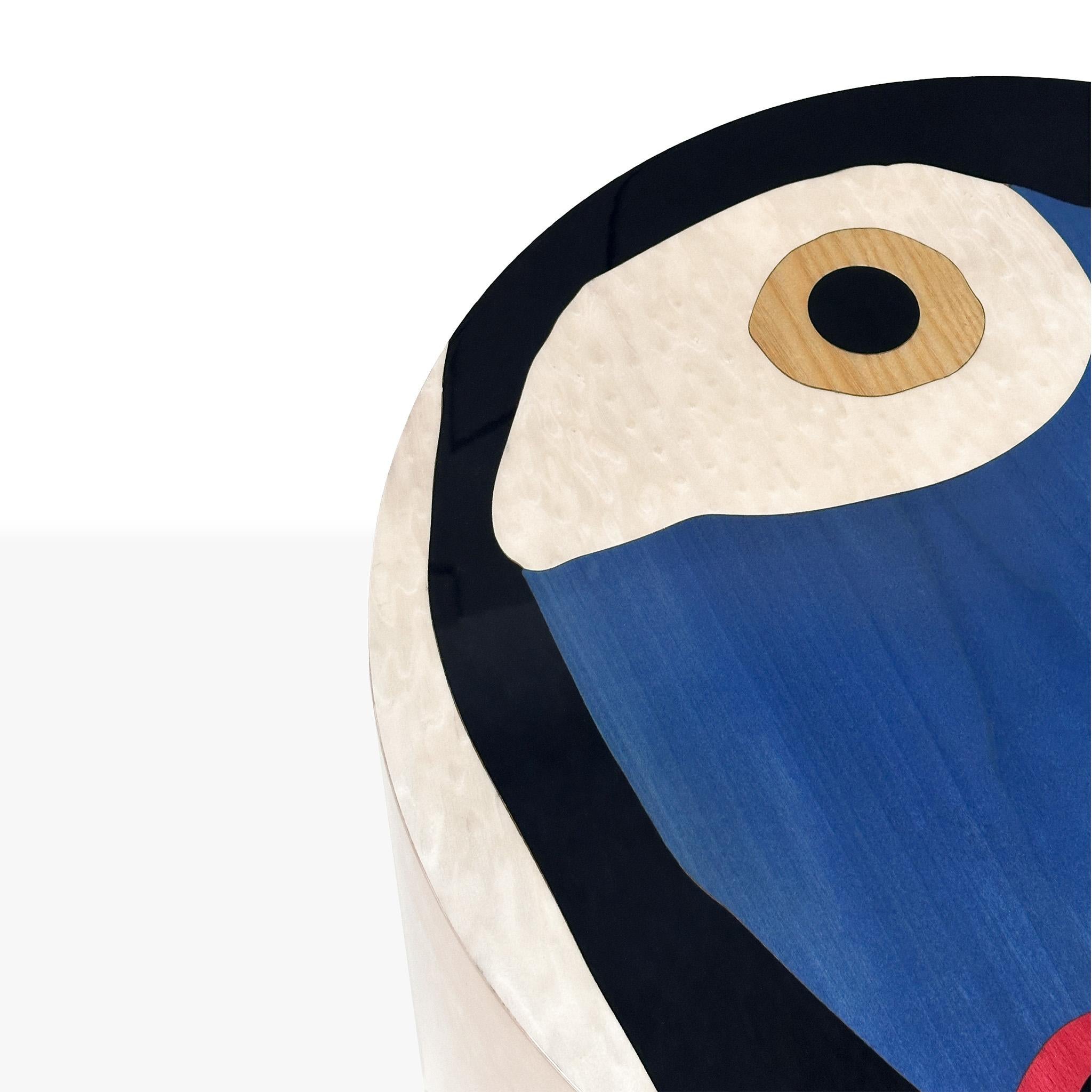Portoghese Tavolino rotondo contemporaneo con motivo surrealista moderno intarsiato in legno blu in vendita