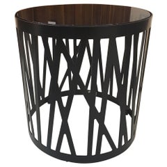 Table d'appoint ronde contemporaine avec plateau en verre noir fumé et piètement en métal