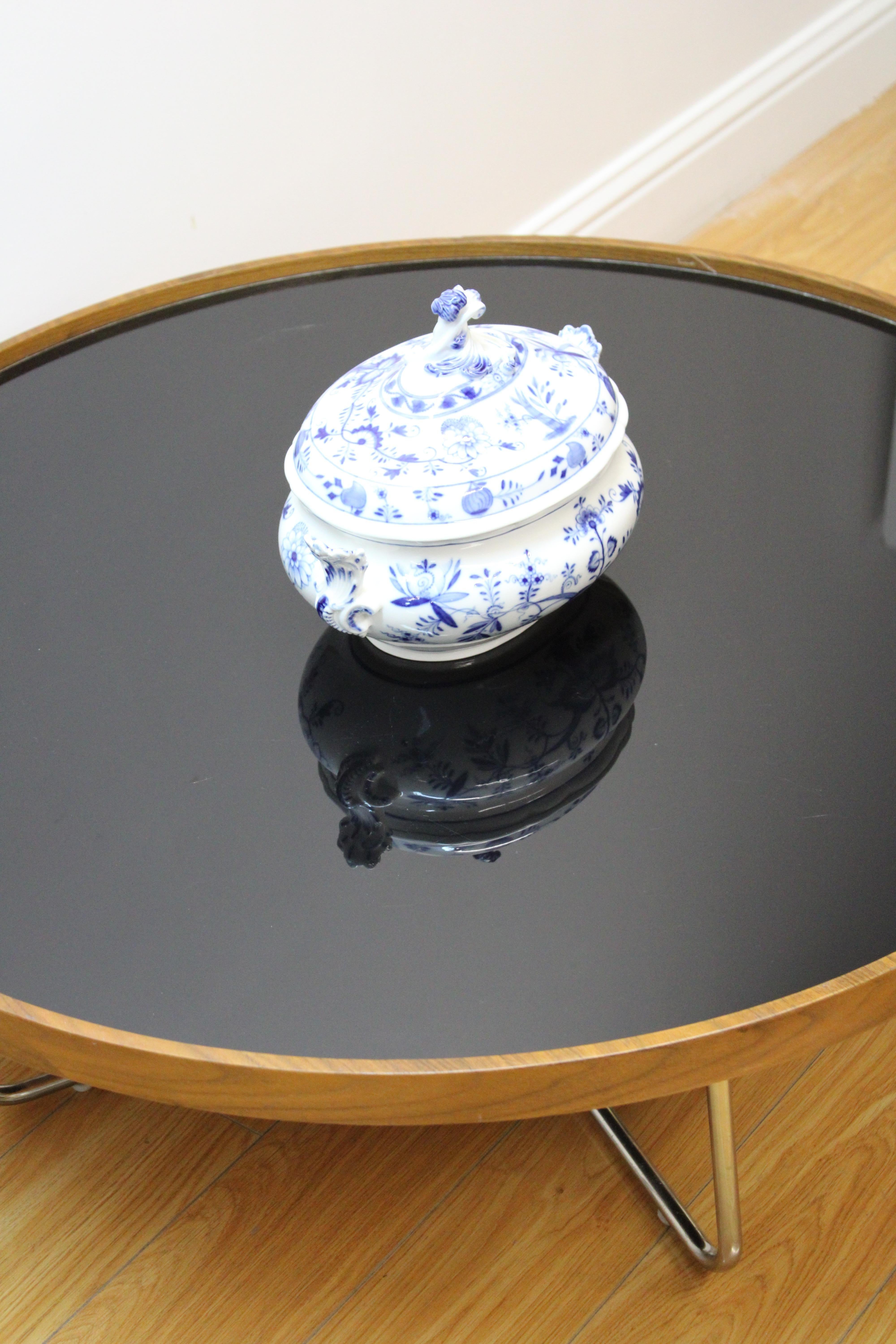 C. 20th Century

Contemporary round smokey glass top coffee table w/ metal base

( BLUE & WHITE GLASS TEA POT DOES NOT COME WITH PURCHASE OF TABLE ).

 