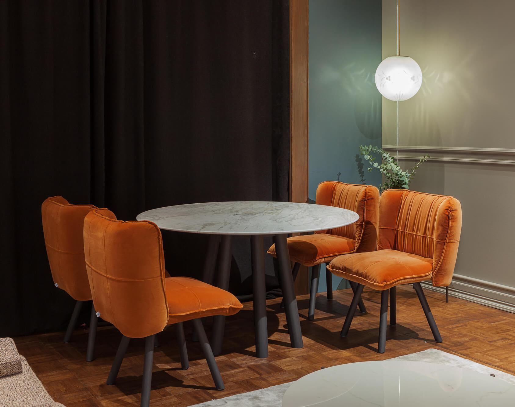 Moderne Table de salle à manger ronde contemporaine, noyer/marbre. en vente