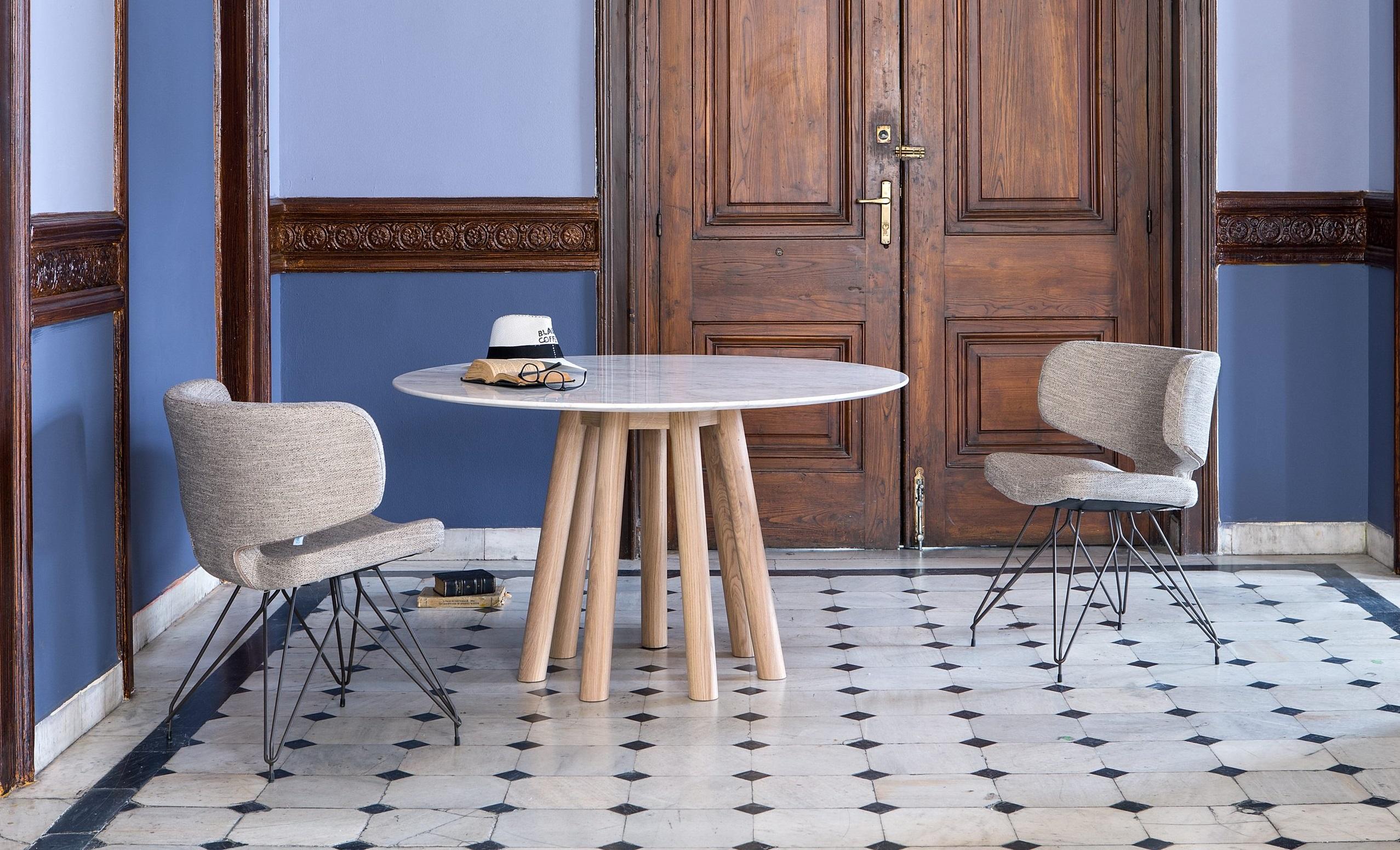 Européen Table de salle à manger ronde contemporaine, noyer/marbre. en vente