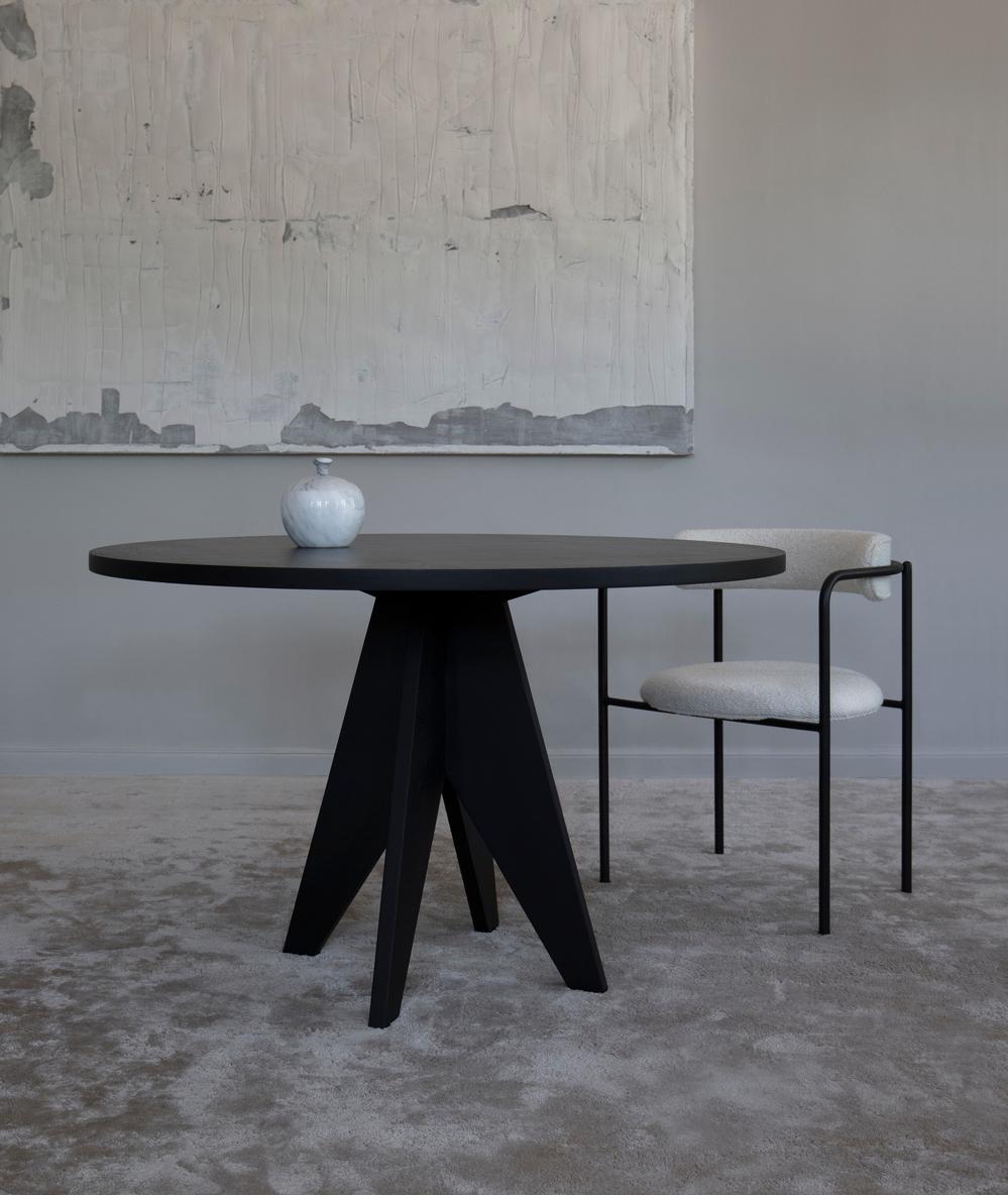 Zeitgenössischer runder Tisch ''POSE'', 100er-teilig, schwarze Eiche (Organische Moderne) im Angebot